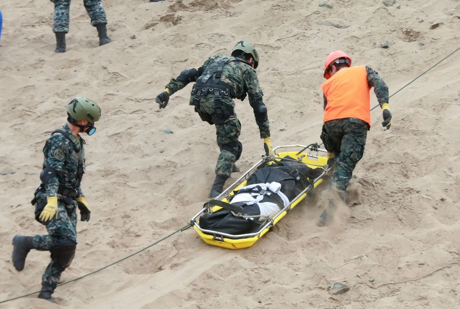 LIMA,PERÚ-ENERO 03. Continua el rescate de los cuerpos, del omnibus caído en Serpentin de Pasamayo. Foto: ANDINA/Vidal Tarqui