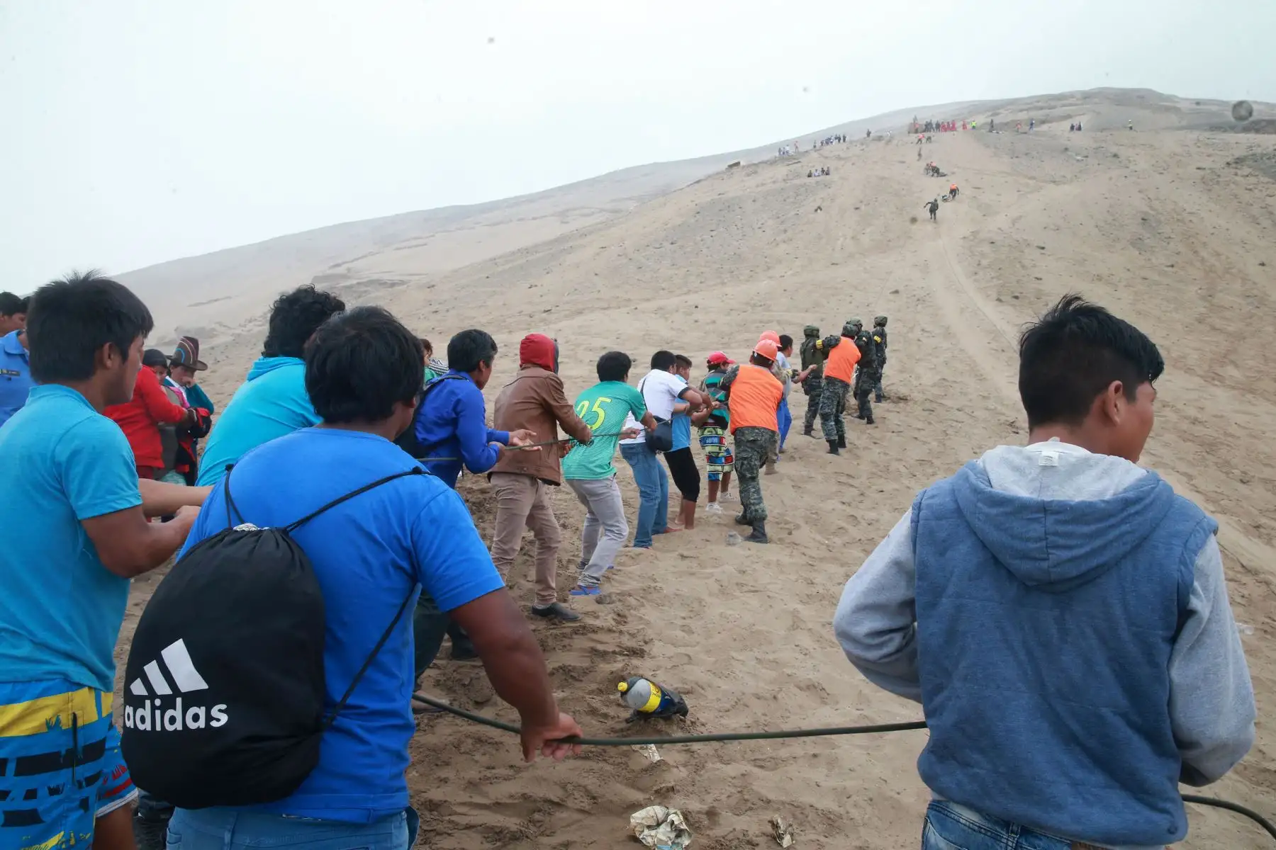 LIMA,PERÚ-ENERO 03. Continua el rescate de los cuerpos, del omnibus caído en Serpentin de Pasamayo. Foto: ANDINA/Vidal Tarqui