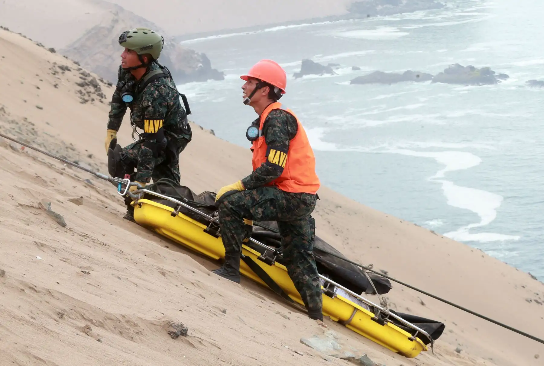 LIMA,PERÚ-ENERO 03. Continua el rescate de los cuerpos, del omnibus caído en Serpentin de Pasamayo. Foto: ANDINA/Vidal Tarqui
