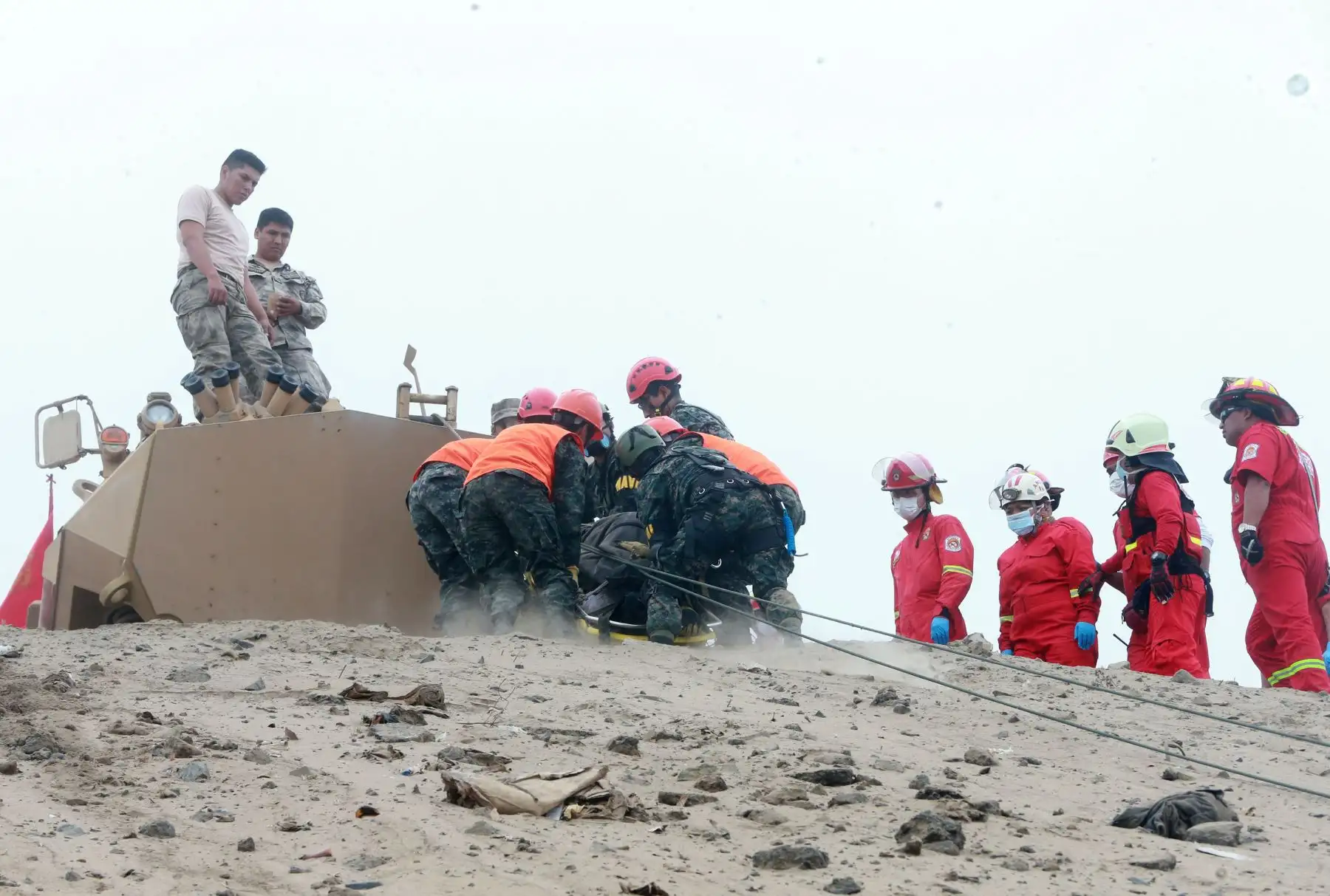 LIMA,PERÚ-ENERO 03. Continua el rescate de los cuerpos, del omnibus caído en Serpentin de Pasamayo. Foto: ANDINA/Vidal Tarqui