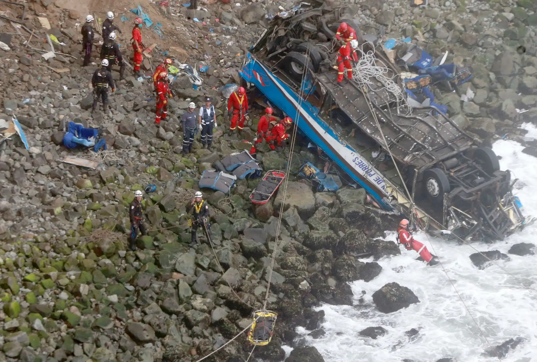 LIMA,PERÚ-ENERO 03. Continua el rescate de los cuerpos, del omnibus caído en Serpentin de Pasamayo. Foto: ANDINA/Vidal Tarqui