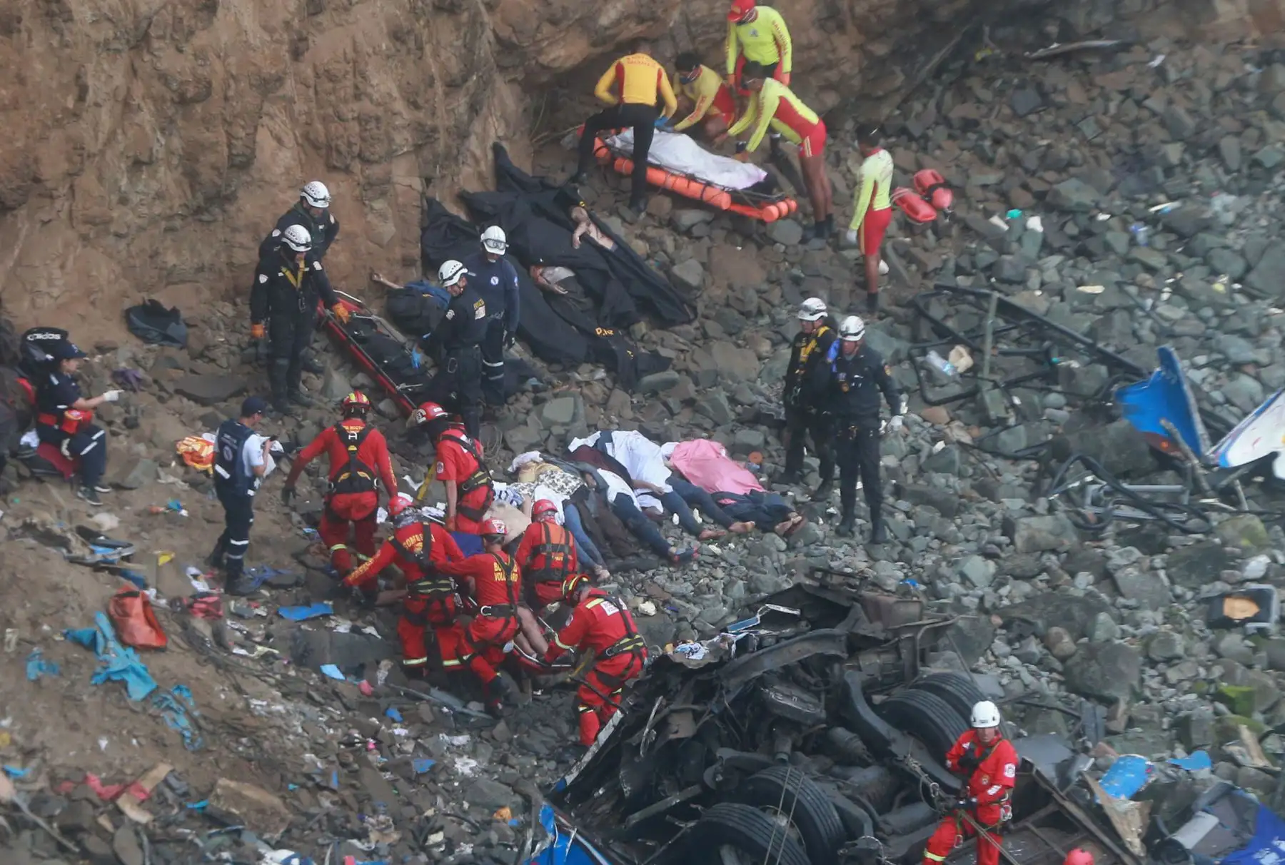 LIMA,PERÚ-ENERO 03. Continúa el rescate de los cuerpos del ómnibus caído en Serpentín de Pasamayo. Foto: ANDINA/Vidal Tarqui