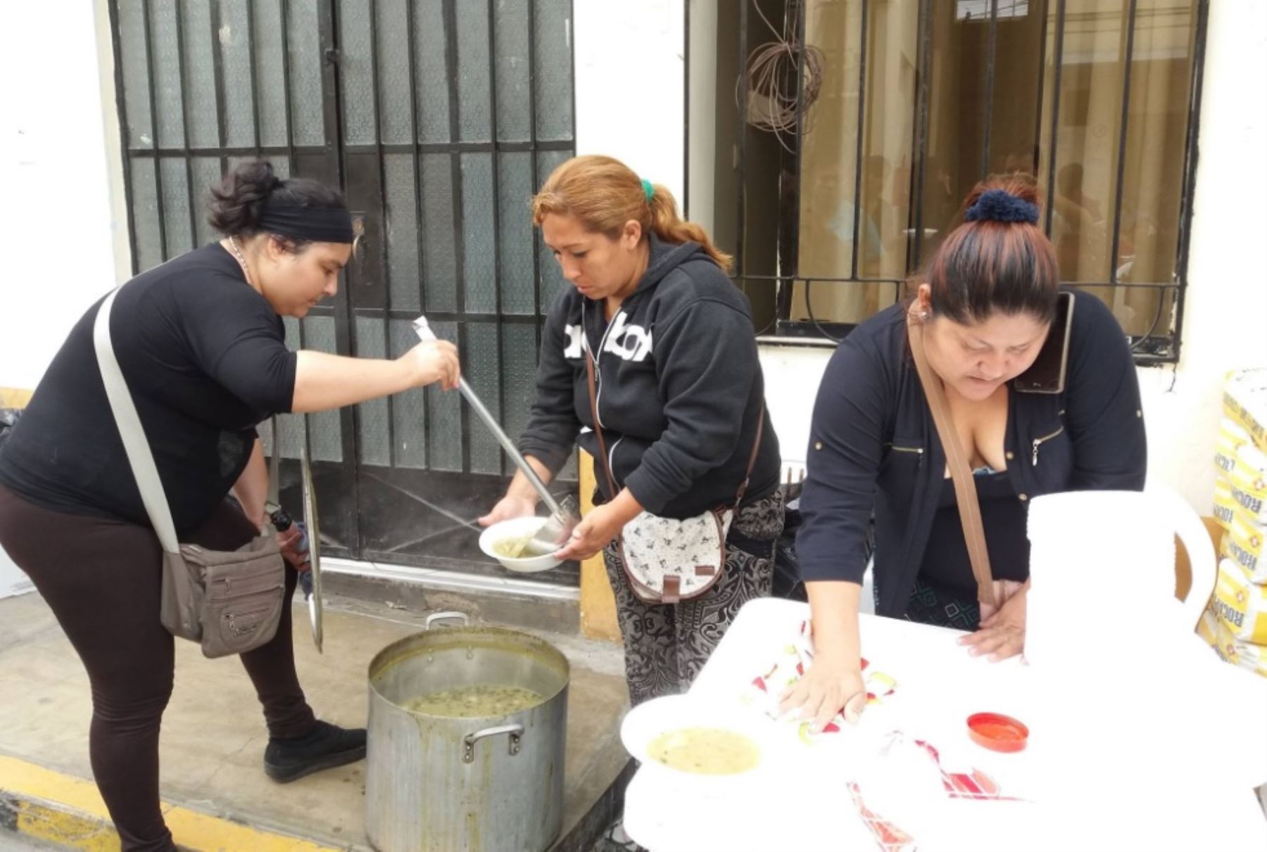 Un grupo de mujeres voluntarias acudió al hospital de Chancay llevando alimentos para los familiares de las víctimas de los dos accidentes ocurridos en Pasamayo en las últimas 24 horas, gesto solidario que fue agradecido por las autoridades del nosocomio.