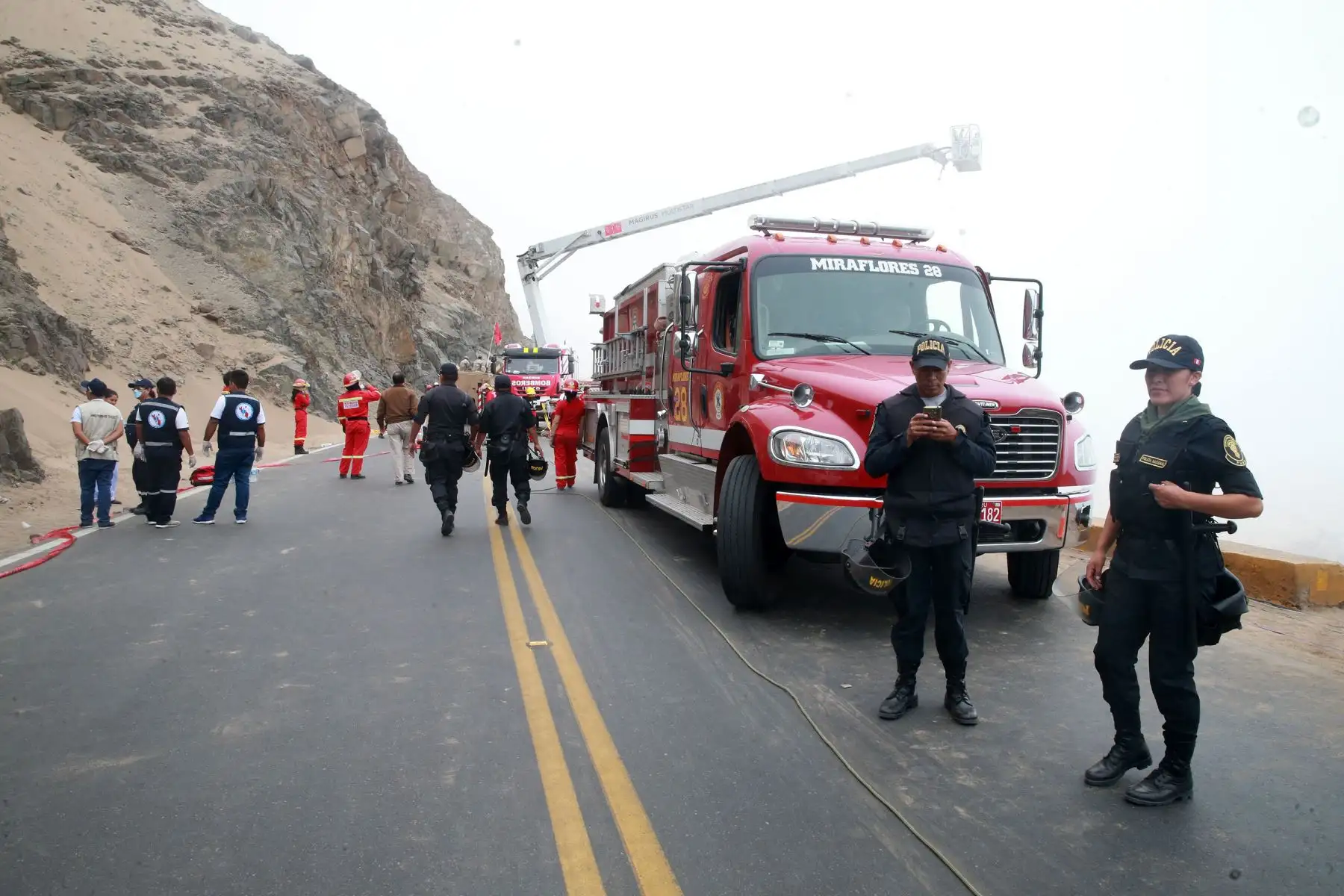 LIMA,PERÚ-ENERO 03. Continúa el rescate de los cuerpos del ómnibus caído en Pasamayo. Foto: ANDINA/Vidal Tarqui