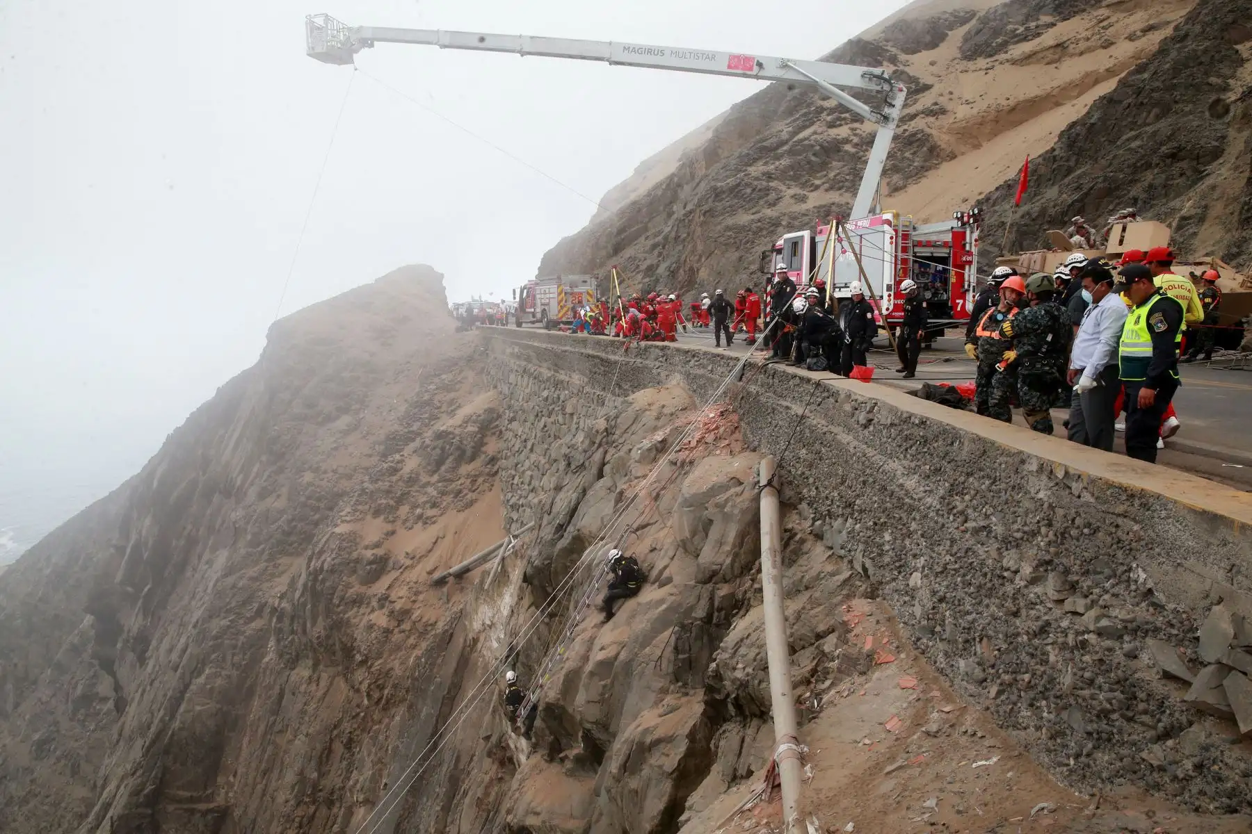 LIMA,PERÚ-ENERO 03. Continua el rescate de los cuerpos, del omnibus caído en Serpentin de Pasamayo. Foto: ANDINA/Vidal Tarqui