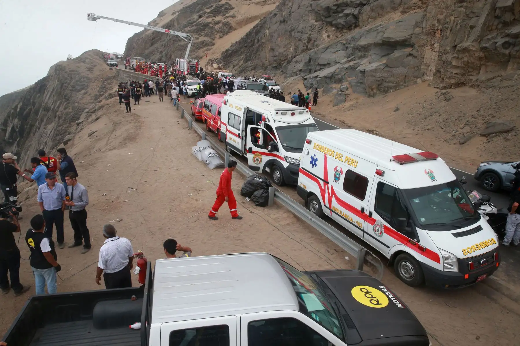 LIMA,PERÚ-ENERO 03. Continua el rescate de los cuerpos, del omnibus caído en Serpentin de Pasamayo. Foto: ANDINA/Vidal Tarqui