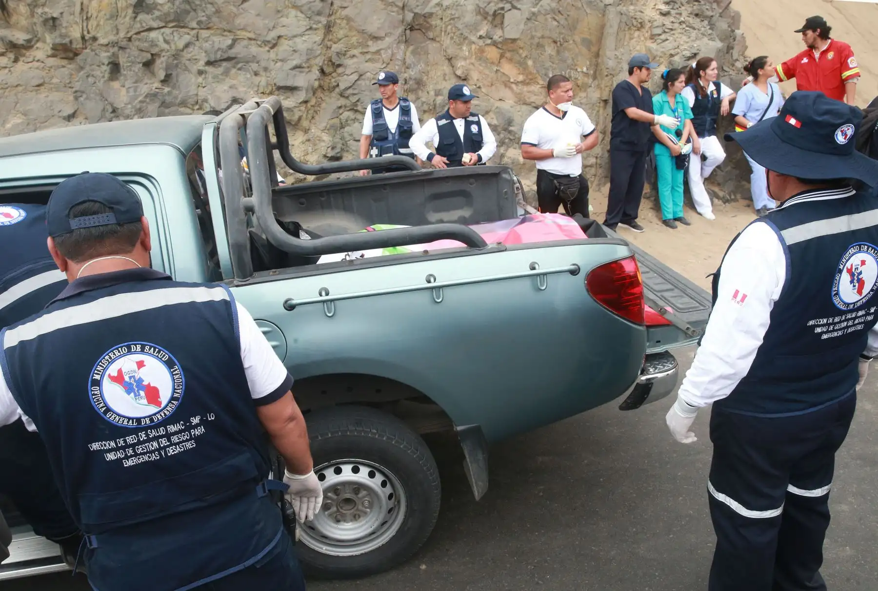 LIMA,PERÚ-ENERO 03. Continua el rescate de los cuerpos, del omnibus caído en Serpentin de Pasamayo. Foto: ANDINA/Vidal Tarqui