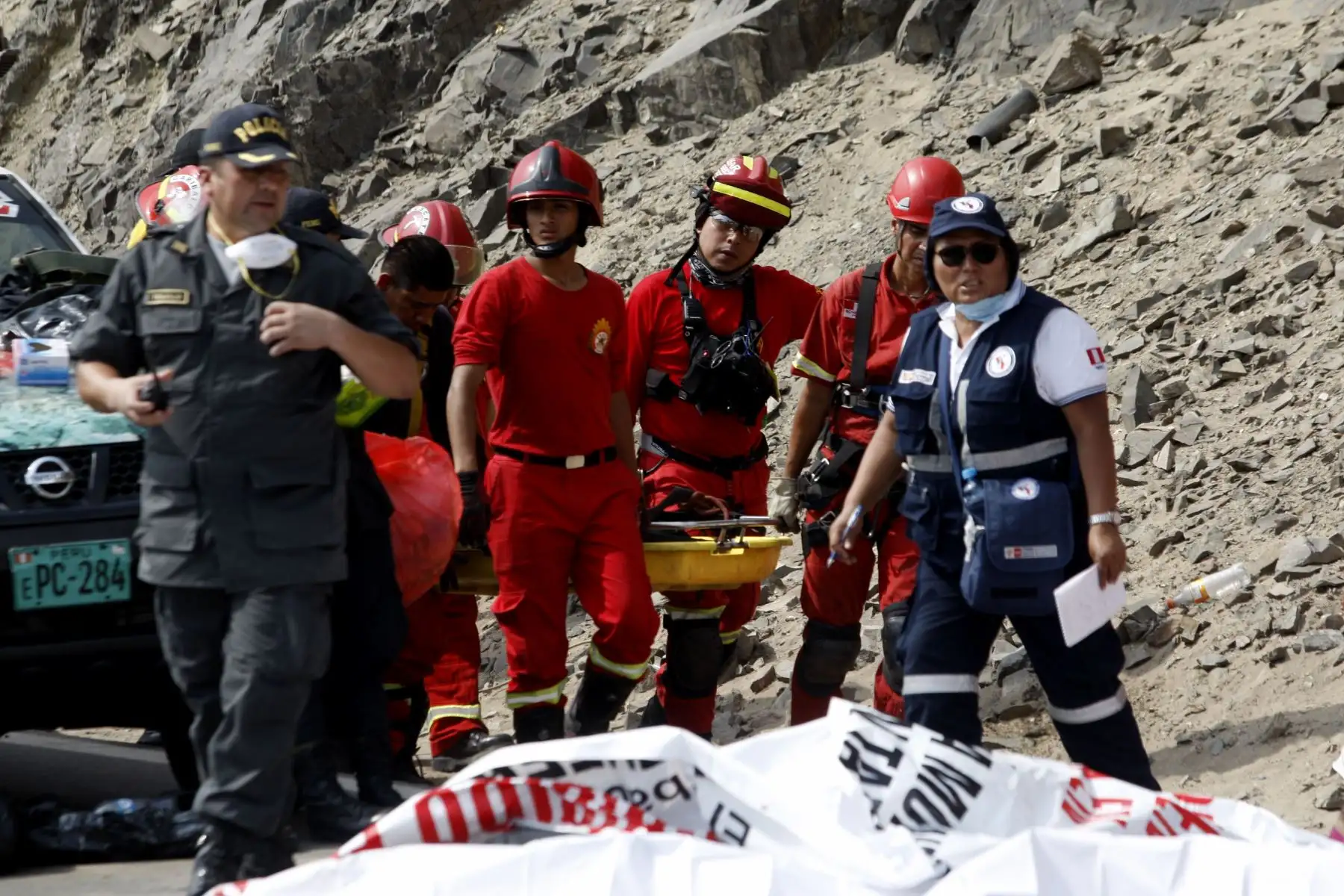 LIMA,PERÚ-ENERO 03. Continua el rescate de los cuerpos, del omnibus caído en Serpentin de Pasamayo.Foto: ANDINA/Eddy Ramos