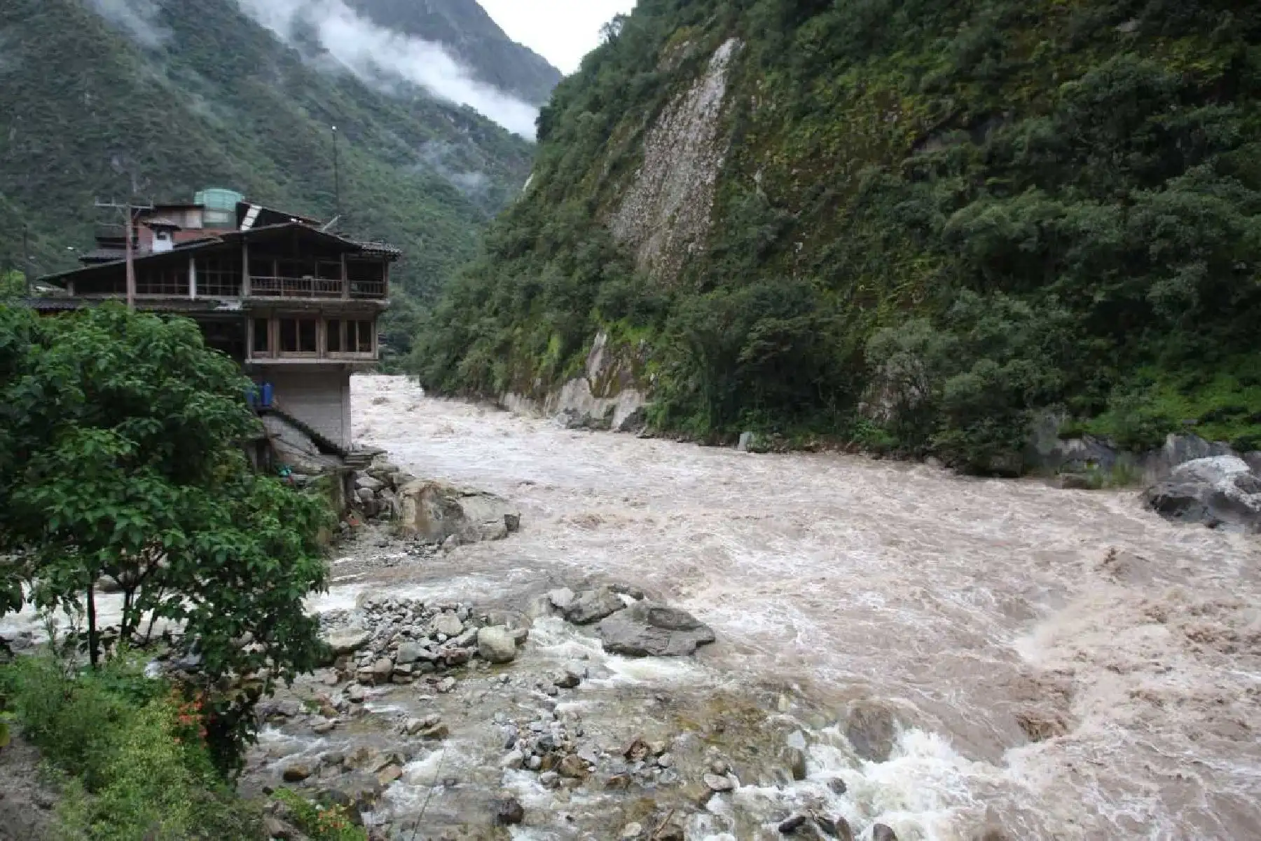 Los ríos Vilcanota y Verde, situados en las regiones Cusco y Puno, respectivamente, se encuentran en el umbral hidrológico rojo, al incrementar el nivel de agua, como resultado de las lluvias ocurridas en la cuenca en las últimas horas. ANDINA/Difusión