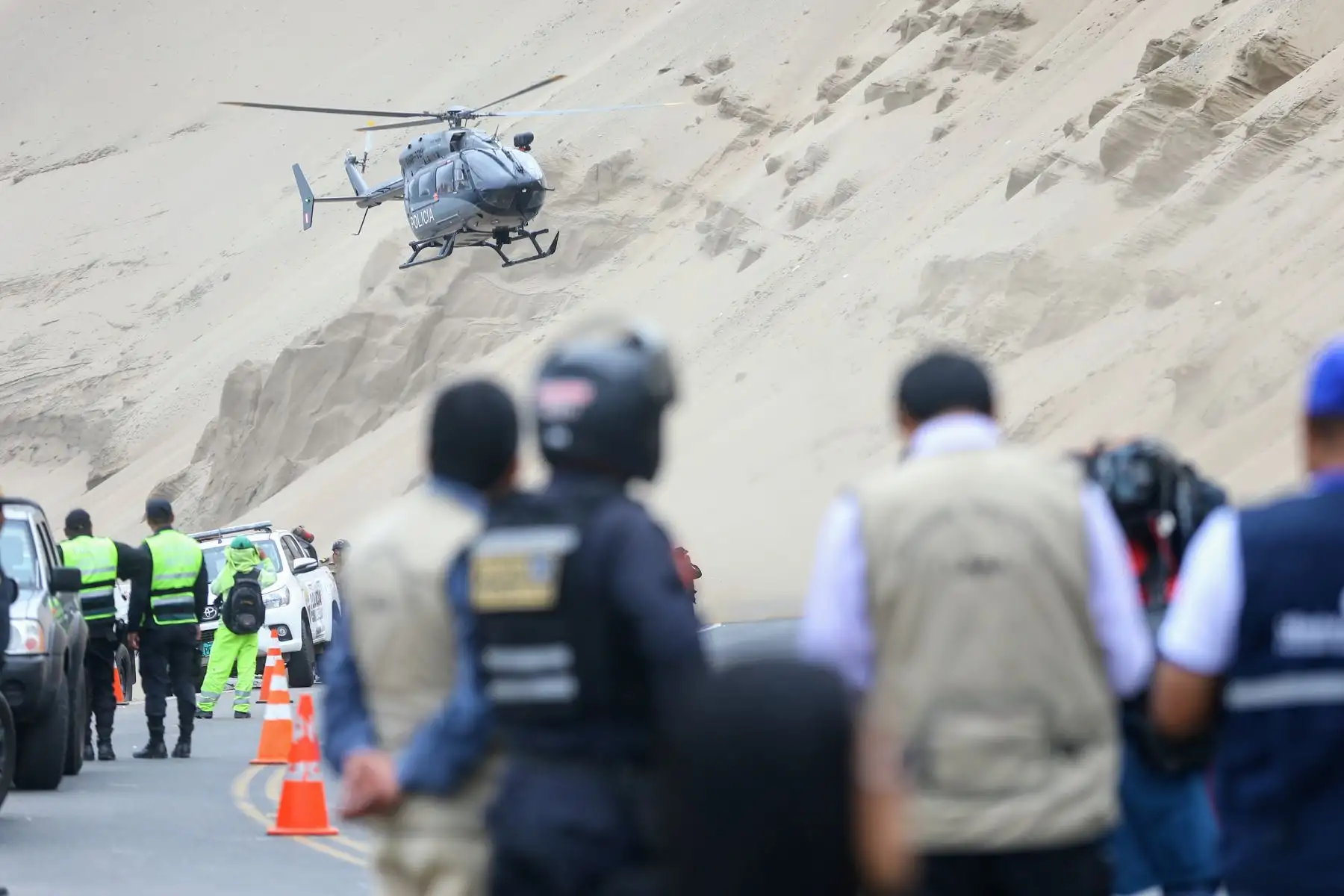 El equipo de rescate conformado por miembros de la Policía Nacional, con el apoyo de un helicóptero, recuperaron el primer cuerpo de las que serían las dos últimas víctimas del accidente de tránsito pendientes de extracción tras ser ubicadas en el acantilado de Pasamayo. Foto: ANDINA/Luis Iparraguirre.