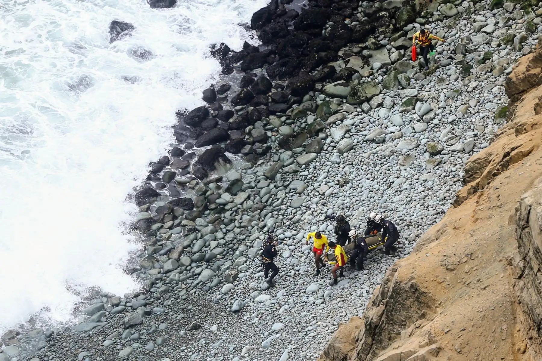 LIMA- PERÚ- 04 ENERO. Efectivos de la Policía Nacional del Perú, rescatan dos cuerpos del accidente ocurrido en el Serpertín de Pasamayo.  Foto: ANDINA/Luis Iparraguirre