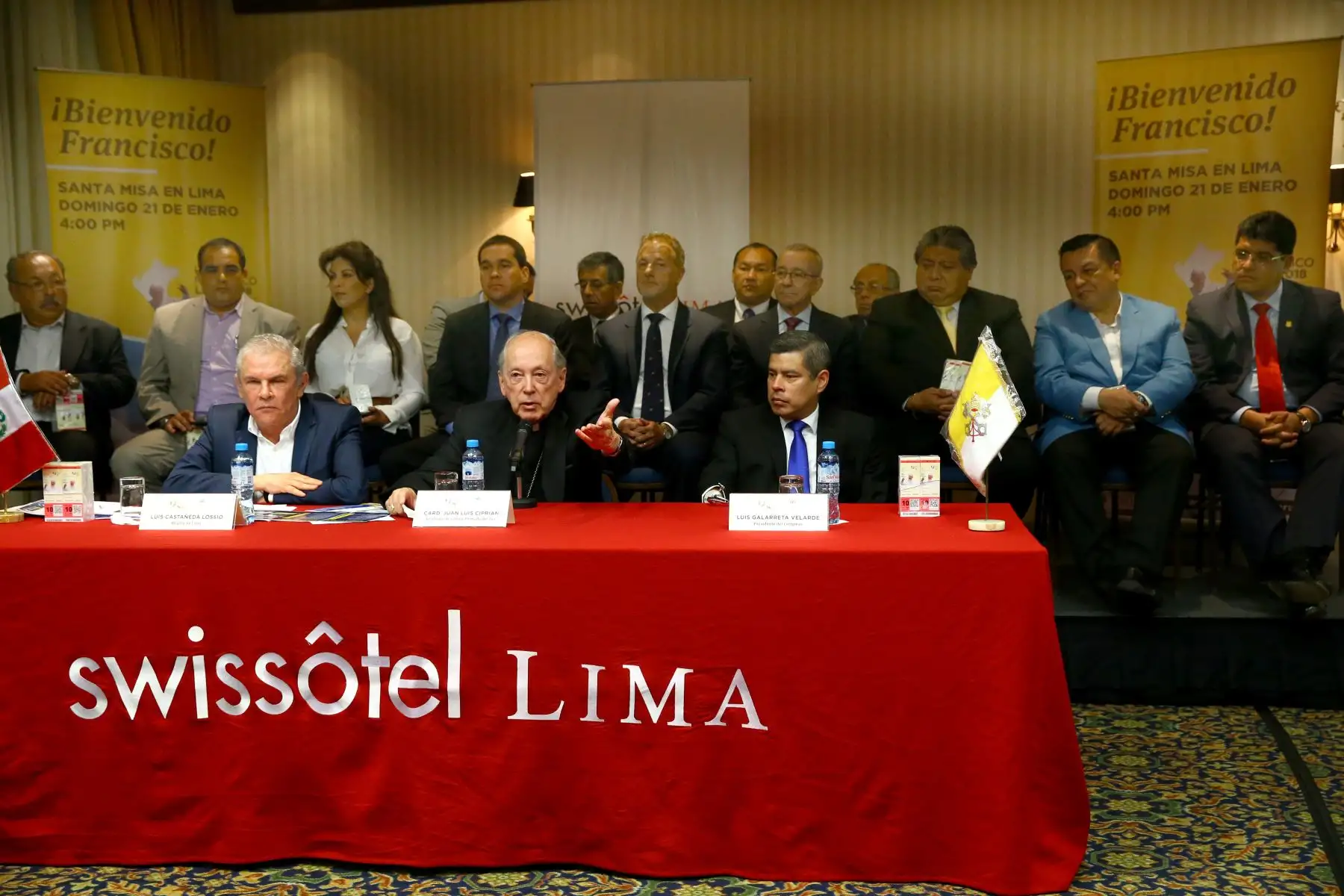 LIMA PERÚ, ENERO 04.  En conferencia de prensa el Cardenal Juan Luis Cipriani acompañado del Alcalde de Lima, Luis Castañeda Lossio y el Presidente del Congreso, Luis Galarreta, anuncian la puesta en marcha del plan de transporte urbano exclusivo para la Misa del 21 de enero con el Papa Francisco en la base aérea de Las Palmas. Foto: ANDINA/Melina Mejía