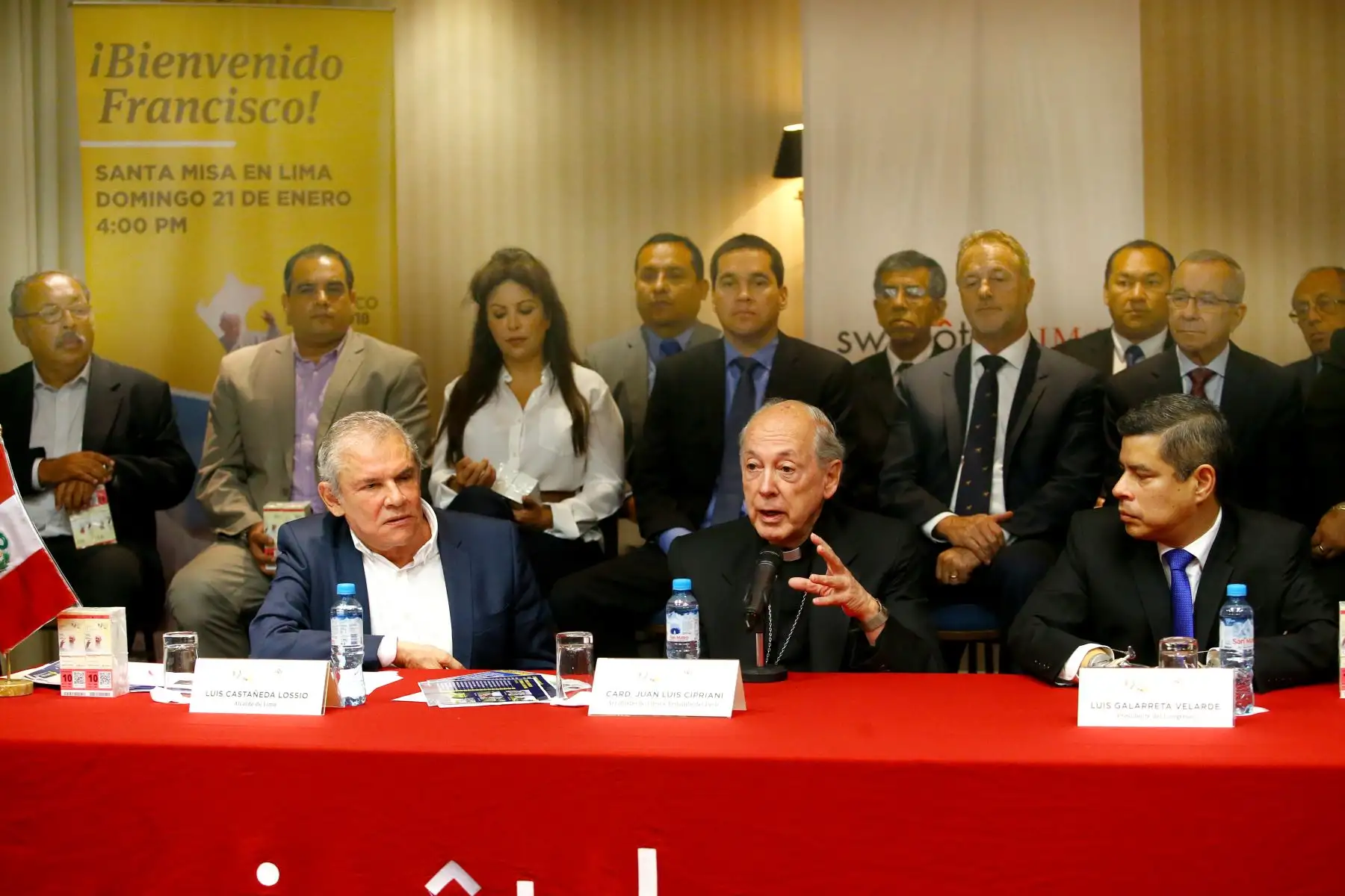 LIMA PERÚ, ENERO 04.  En conferencia de prensa el Cardenal Juan Luis Cipriani acompañado del Alcalde de Lima, Luis Castañeda Lossio y el Presidente del Congreso, Luis Galarreta, anuncian la puesta en marcha del plan de transporte urbano exclusivo para la Misa del 21 de enero con el Papa Francisco en la base aérea de Las Palmas. Foto: ANDINA/Melina Mejía