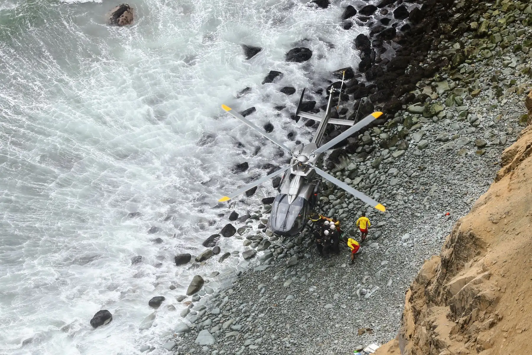 Agentes de la Policía Nacional, bomberos voluntarios y efectivos de la Marina de Guerra recuperaron hoy el segundo cuerpo sin vida hallado en el acantilado del serpentín de Pasamayo, donde el martes último ocurrió el accidente de tránsito que cobró la vida de 52 personas. La víctima fue identificada como Ada Isabel Burga, de 79 años de edad.Foto:  ANDINA/Luis Iparraguirre