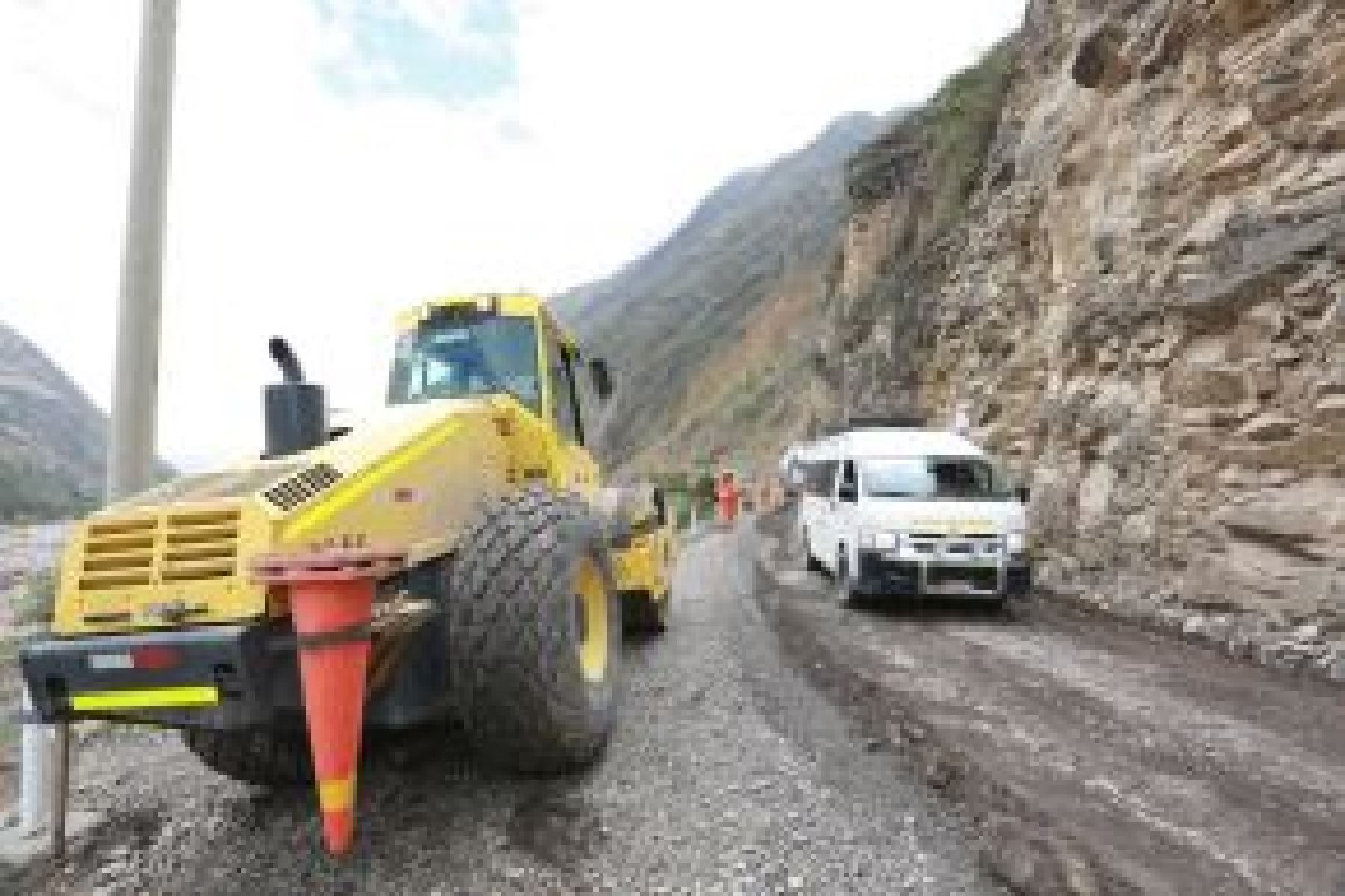 El tránsito continúa interrumpido en el kilómetro 3+800 del tramo Huancavelica-Lircay, en el distrito de Huancavelica, en la provincia y región del mismo nombre, tras el derrumbe registrado en la víspera debido a las lluvias en la zona. ANDINA/Difusión