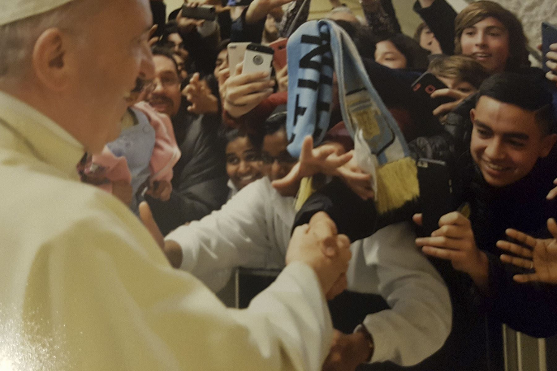El joven peruano Ignacio Urquiaga Vanderghem visitó Italia y pudo acercarse al Santo Padre. No dudó en obsequiarle la camiseta bicolor, que el Papa Francisco aceptó y agradeció.  Foto: Ignacio Urquiaga/Facebook