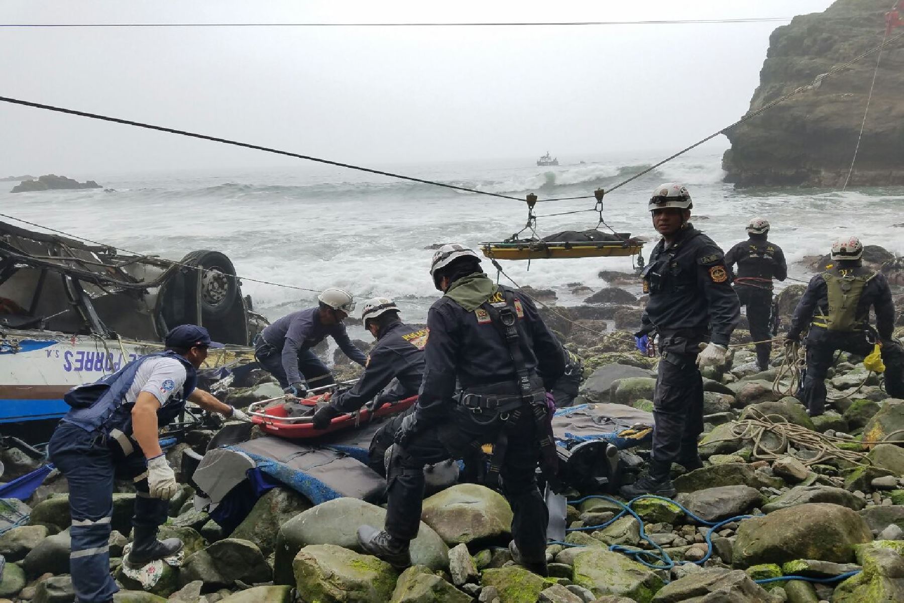 Un total de 520 policías y 250 bomberos intervinieron en labores de búsqueda y rescate tras accidente en Pasamayo.