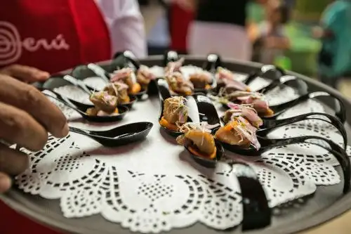 Junto con el inicio del Dakar 2018 se inicia hoy la feria gastronómica Perú, Mucho Gusto, organizada por PromPerú en el borde pesquero de Pisco Playa, en la región Ica, donde se espera la presencia de unas 25,000 personas, las que degustarán lo más variado de la culinaria nacional. Foto: ANDINA/Difusión.