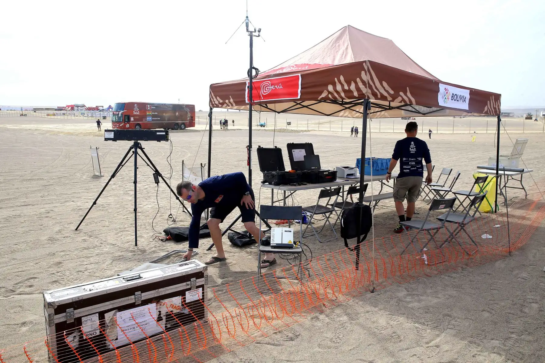 LIMA- PERÚ- 06 ENERO. Visitantes nacionales y extranjeros se preparan para recibir a los competidores del Dakar 2018 en la ciudad de Pisco. Foto: ANDINA/Luis Iparraguirre