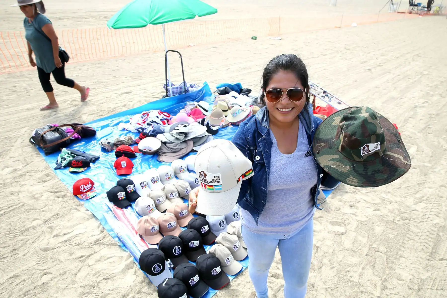 LIMA- PERÚ- 06 ENERO. Visitantes nacionales y extranjeros se preparan para recibir a los competidores del Dakar 2018 en la ciudad de Pisco. Foto: ANDINA/Luis Iparraguirre