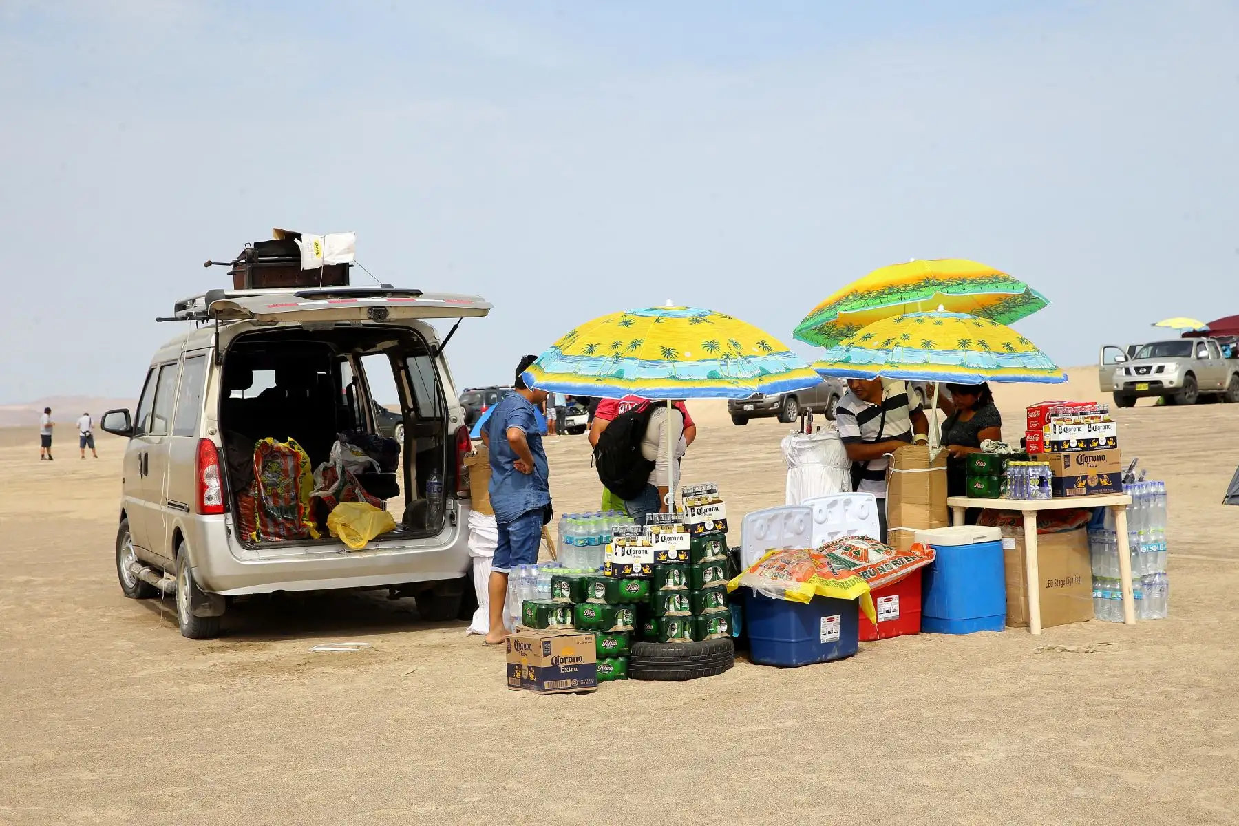 LIMA- PERÚ- 06 ENERO. Visitantes nacionales y extranjeros se preparan para recibir a los competidores del Dakar 2018 en la ciudad de Pisco. Foto: ANDINA/Luis Iparraguirre