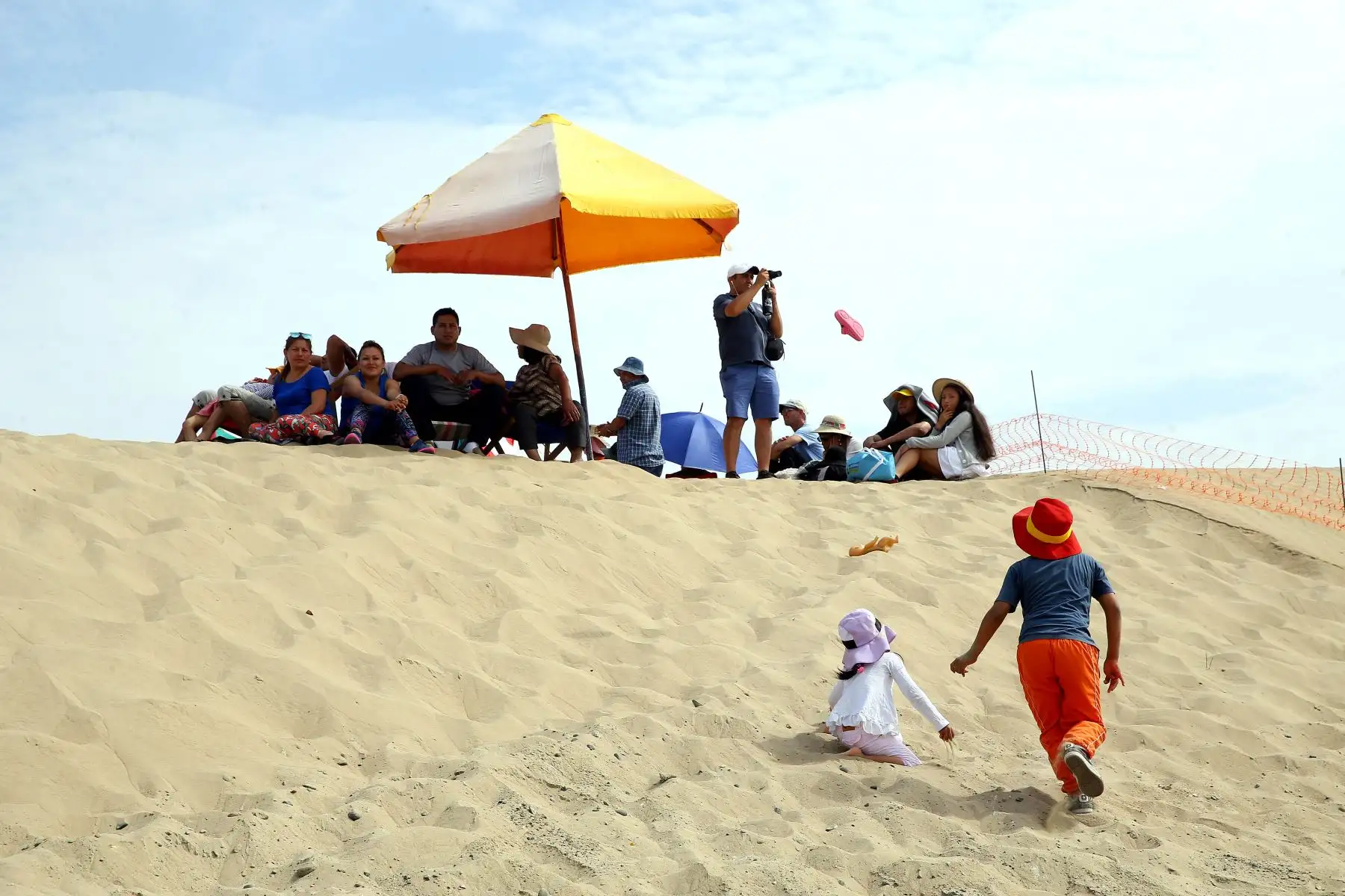 LIMA- PERÚ- 06 ENERO. Visitantes nacionales y extranjeros se preparan para recibir a los competidores del Dakar 2018 en la ciudad de Pisco. Foto: ANDINA/Luis Iparraguirre