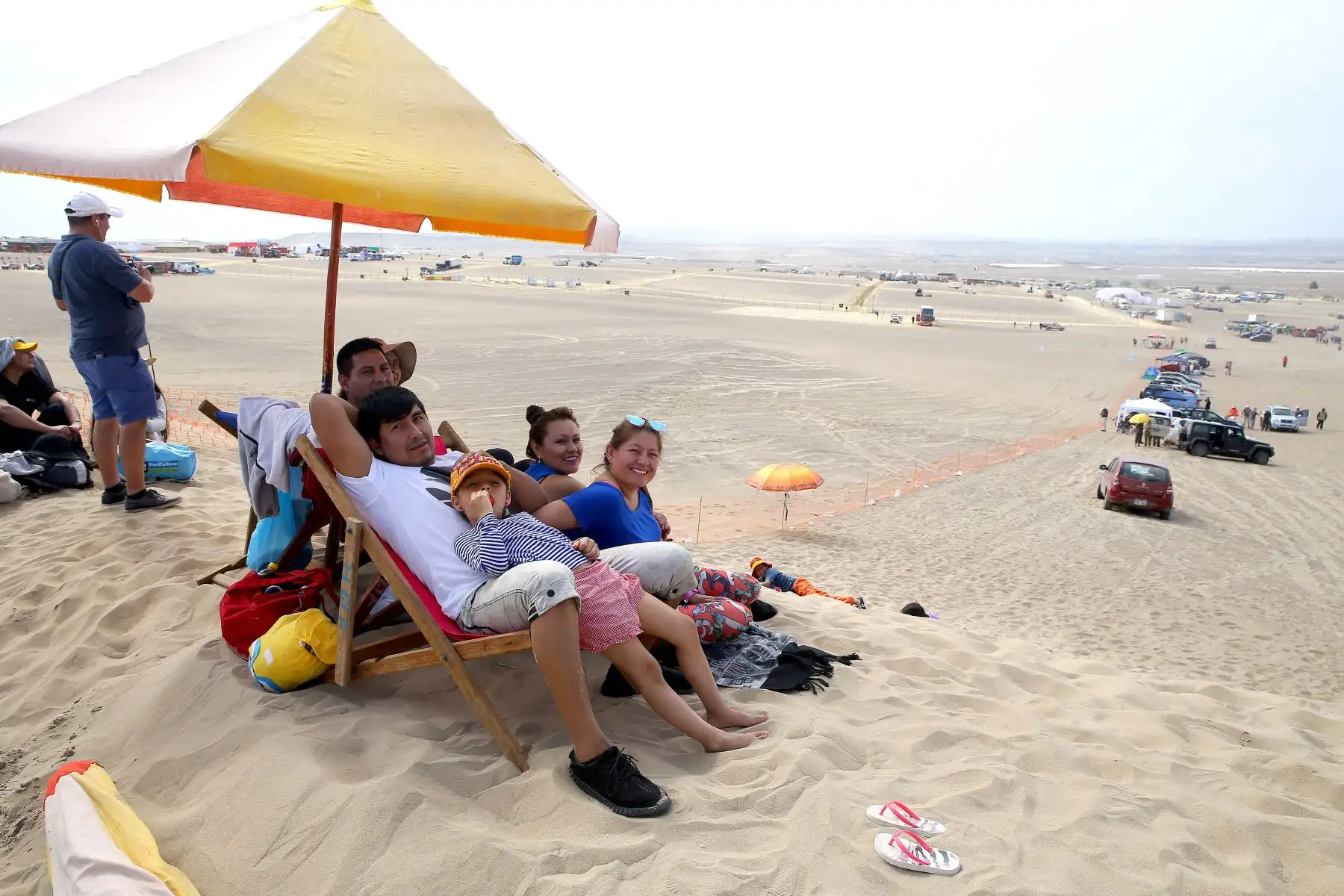 LIMA- PERÚ- 06 ENERO. Visitantes nacionales y extranjeros se preparan para recibir a los competidores del Dakar 2018 en la ciudad de Pisco. Foto: ANDINA/Luis Iparraguirre