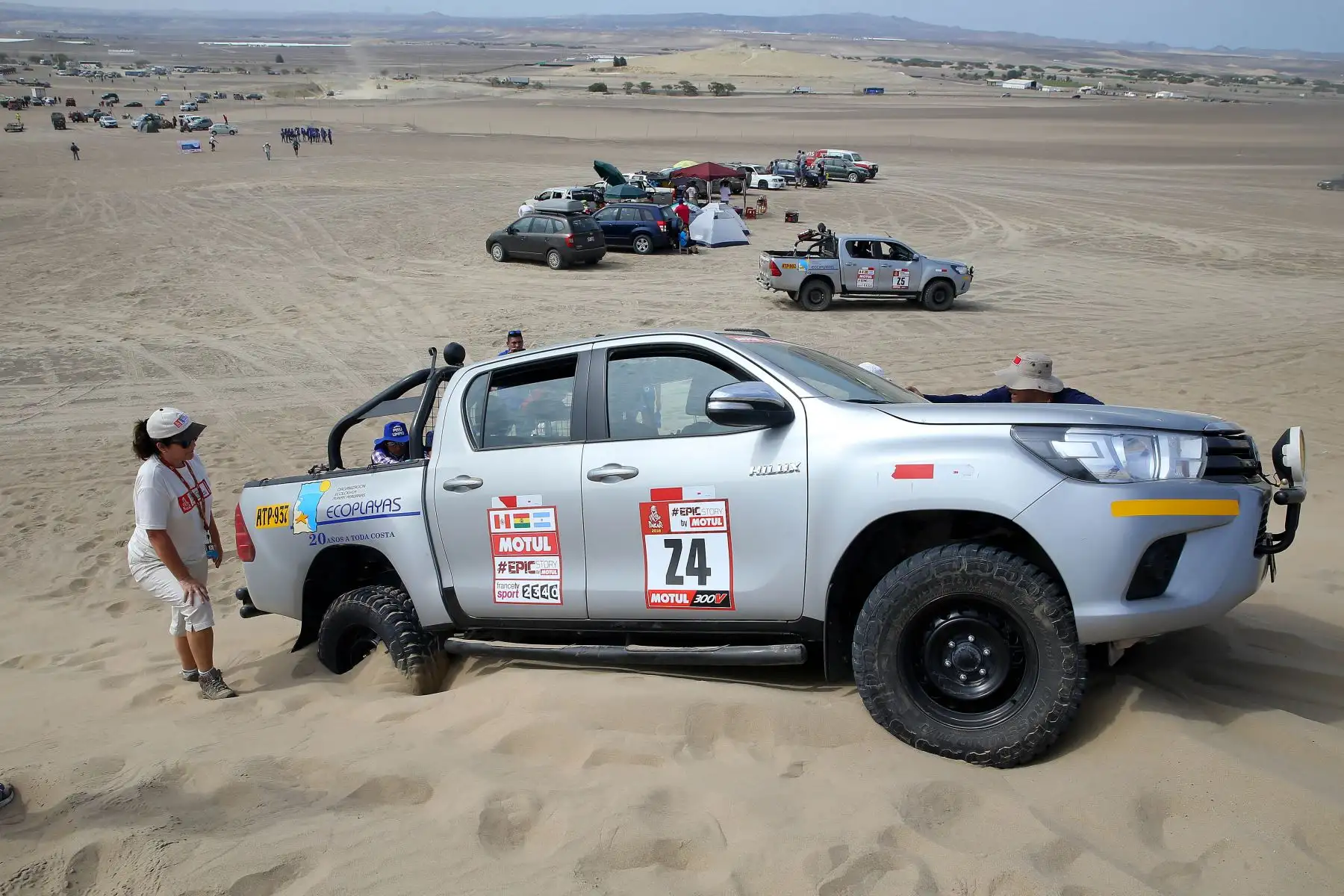 LIMA- PERÚ- 06 ENERO. Visitantes nacionales y extranjeros se preparan para recibir a los competidores del Dakar 2018 en la ciudad de Pisco. Foto: ANDINA/Luis Iparraguirre