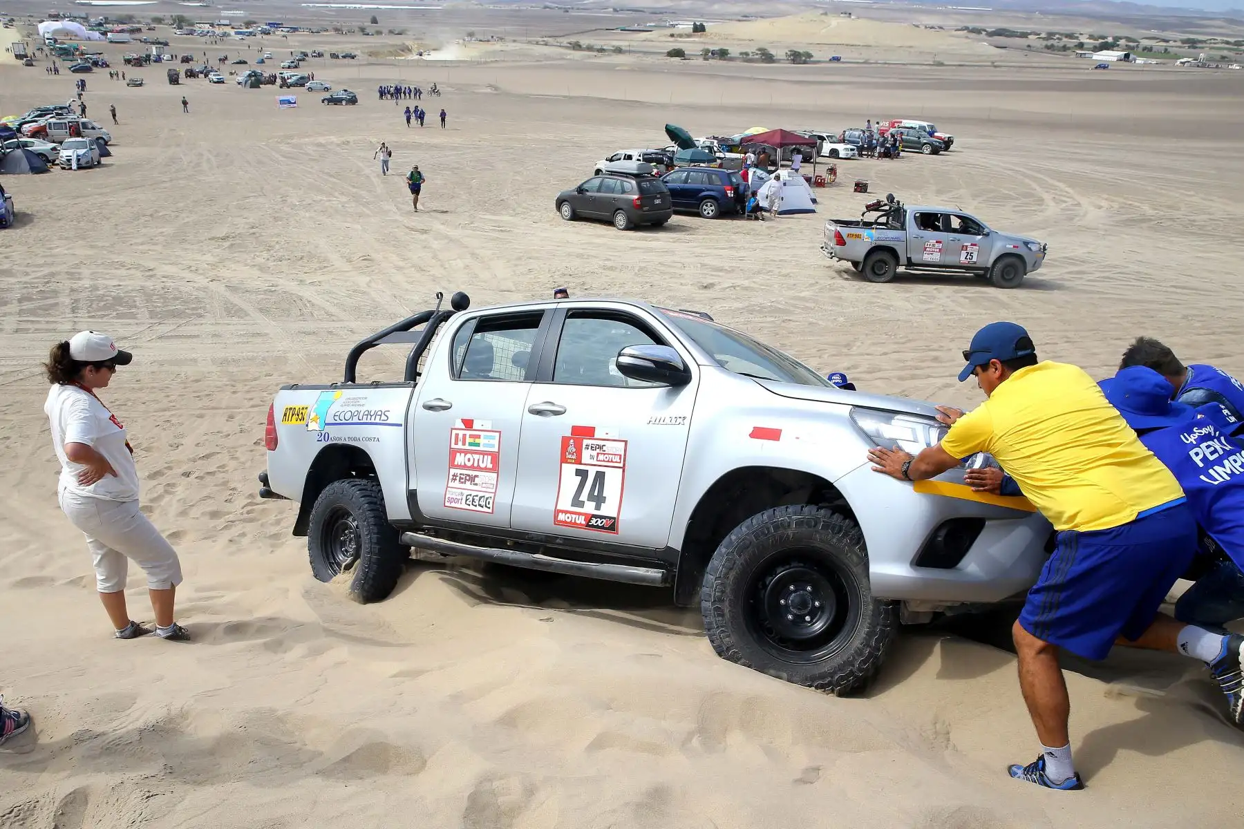 LIMA- PERÚ- 06 ENERO. Visitantes nacionales y extranjeros se preparan para recibir a los competidores del Dakar 2018 en la ciudad de Pisco. Foto: ANDINA/Luis Iparraguirre