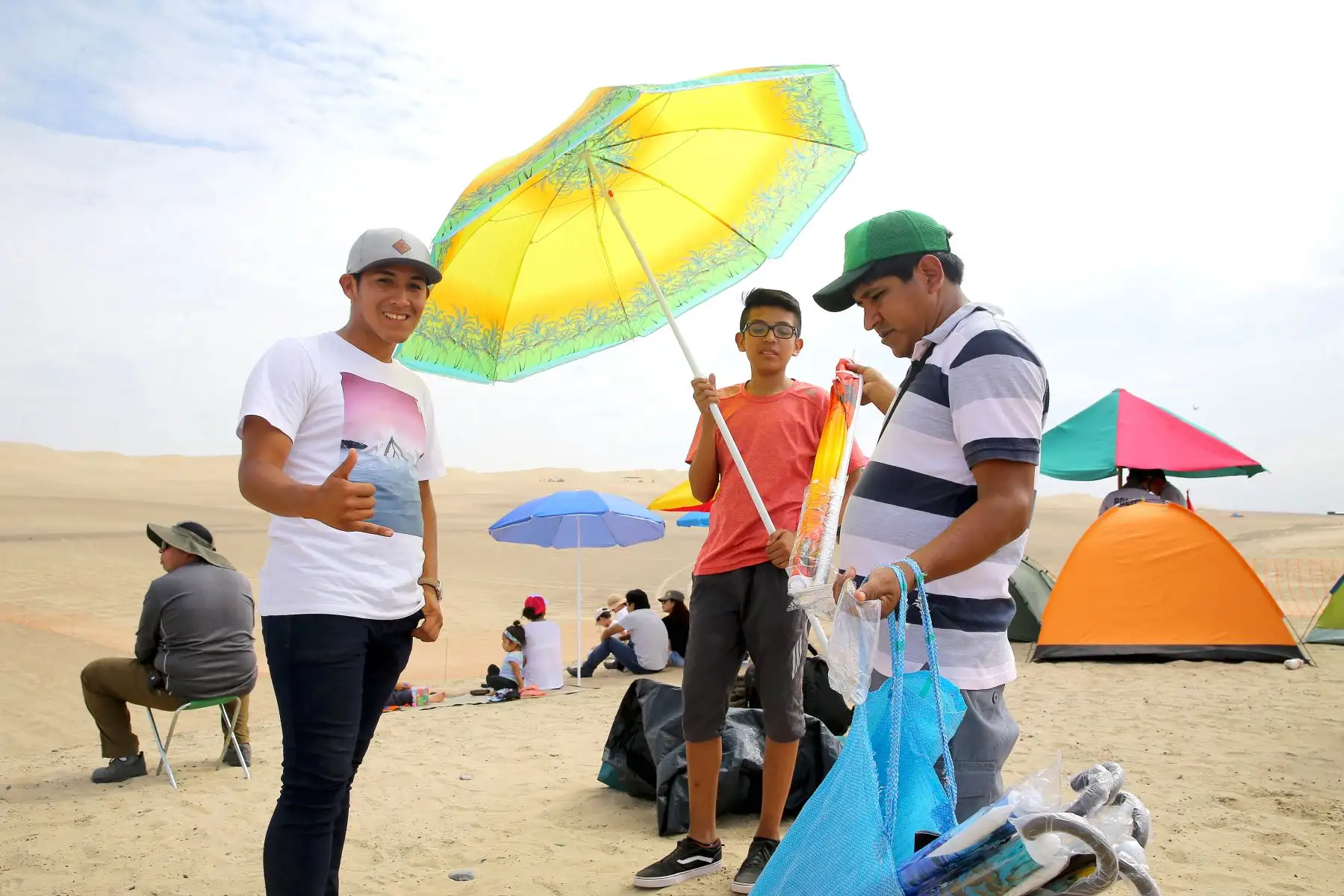LIMA- PERÚ- 06 ENERO. Visitantes nacionales y extranjeros se preparan para recibir a los competidores del Dakar 2018 en la ciudad de Pisco. Foto: ANDINA/Luis Iparraguirre