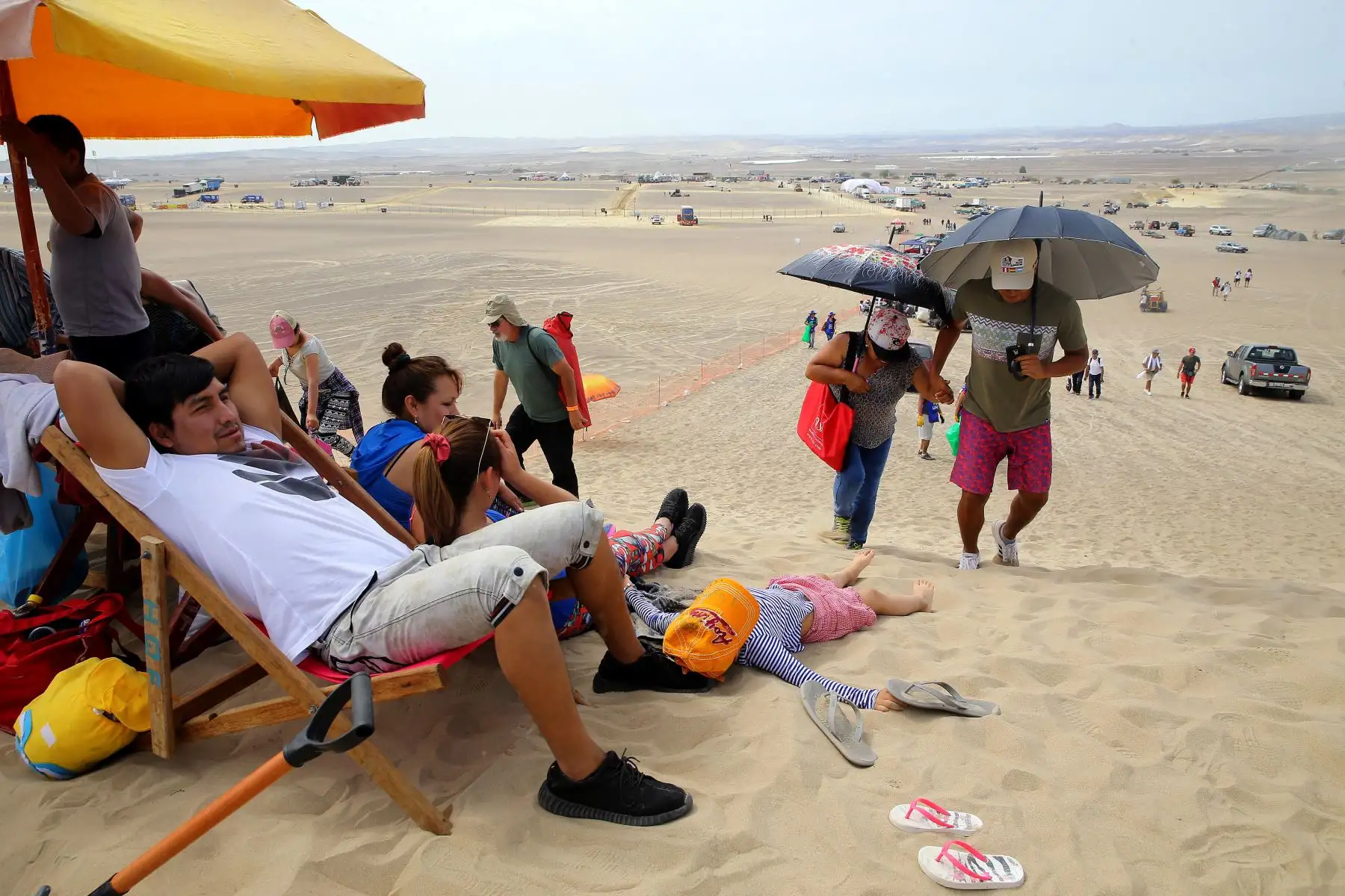 LIMA- PERÚ- 06 ENERO. Visitantes nacionales y extranjeros se preparan para recibir a los competidores del Dakar 2018 en la ciudad de Pisco. Foto: ANDINA/Luis Iparraguirre