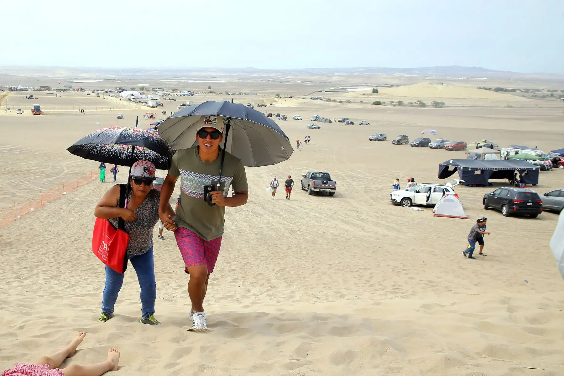 LIMA- PERÚ- 06 ENERO. Visitantes nacionales y extranjeros se preparan para recibir a los competidores del Dakar 2018 en la ciudad de Pisco. Foto: ANDINA/Luis Iparraguirre