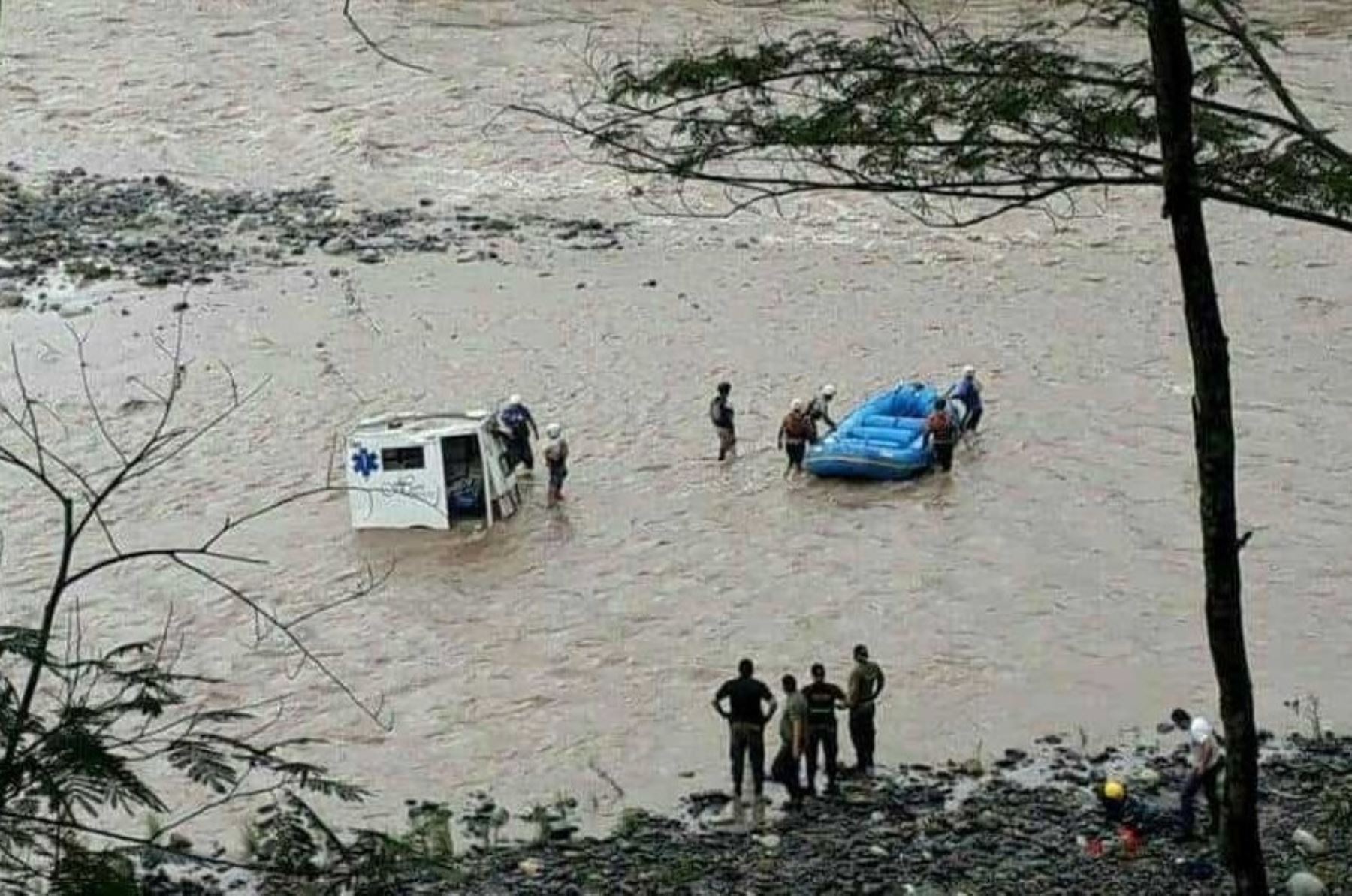 Bomberos y policías de la provincia de La Convención, en la región Cusco, intensifican la búsqueda de dos trabajadores del Ministerio de Salud luego que la ambulancia en la que se transportaban se despistó y cayó a las turbulentas aguas del río Vilcanota.