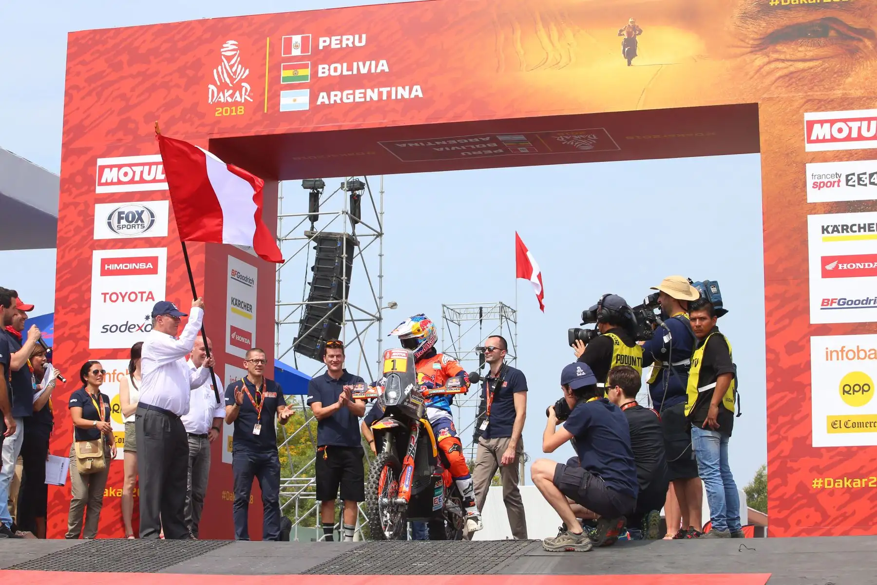 Presidente de la República, Pedro Pablo Kuczynski, dio el banderillazo que da inicio al Rally Dakar 2018 en San Borja, Lima. Foto: ANDINA/Prensa Presidencia