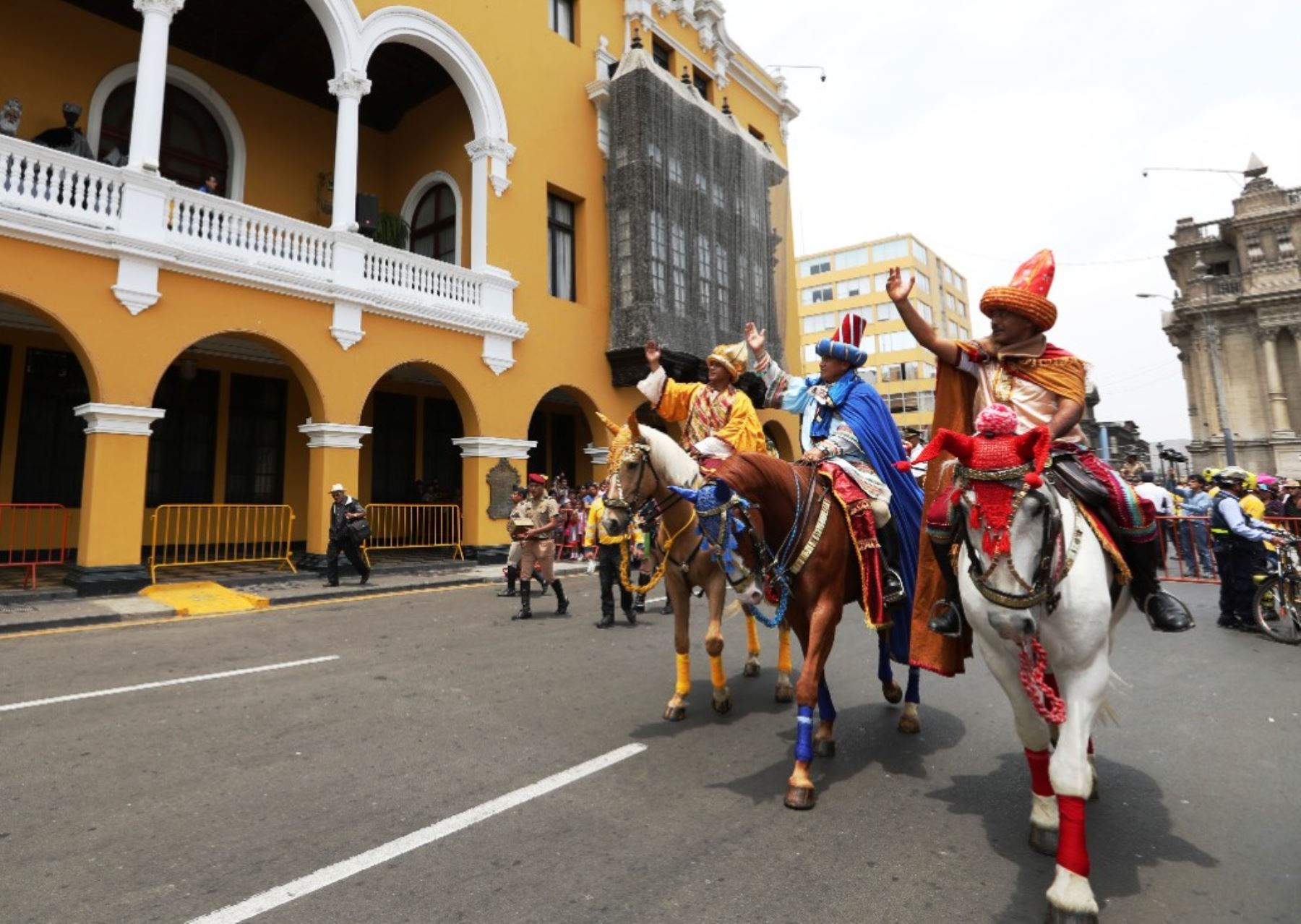 Agentes de Policía Montada protagonizaron tradicional Bajada de Reyes en municipio de Lima. Foto: ANDINA/Difusión.