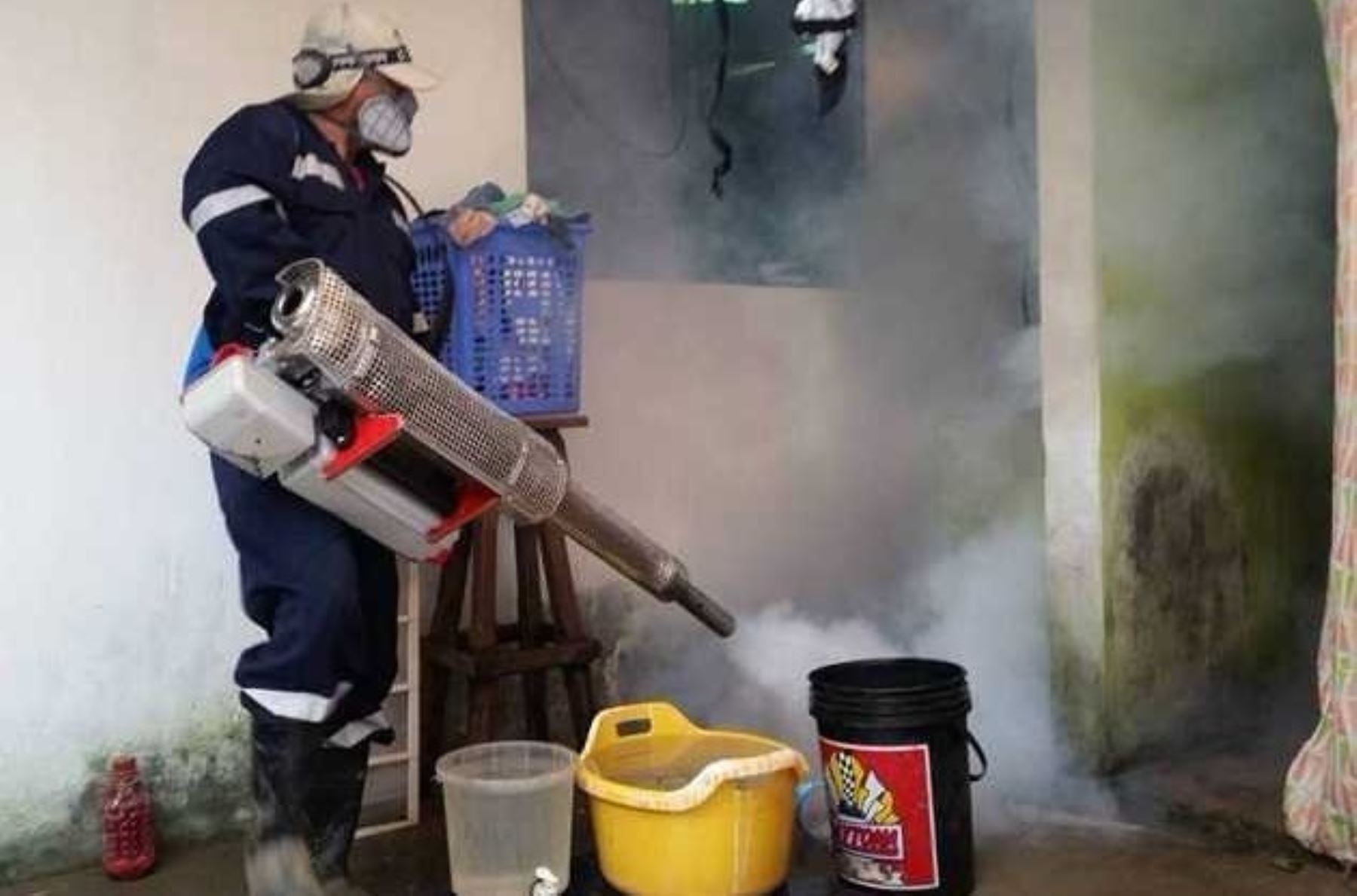 Como parte de las acciones por la emergencia sanitaria ante el riesgo del dengue en la región Piura, el Ministerio de Salud (Minsa), en coordinación con la Dirección Regional de Salud (Diresa), inició las acciones de fumigación y control larvario en 8,200 viviendas. ANDINA/Difusión