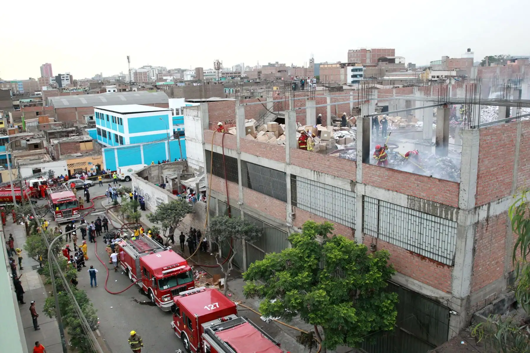 LIMA PERÚ, ENERO 06. Incendio en depósito de plásticos en Jr. Miró Quesada Barrios Altos. Foto: ANDINA/Dante Zegarra
