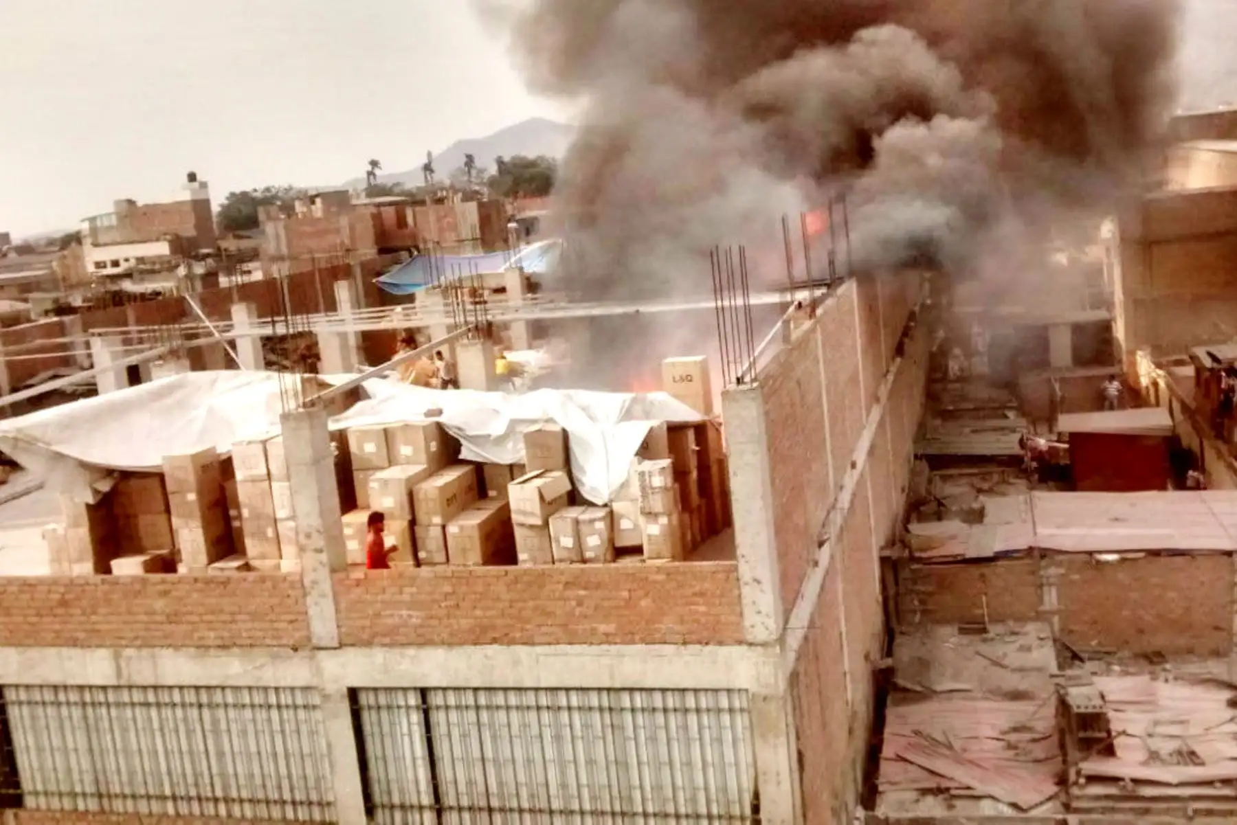 LIMA PERÚ, ENERO 06. Incendio en depósito de plásticos en Jr. Miró Quesada Barrios Altos. Foto: ANDINA/Dante Zegarra