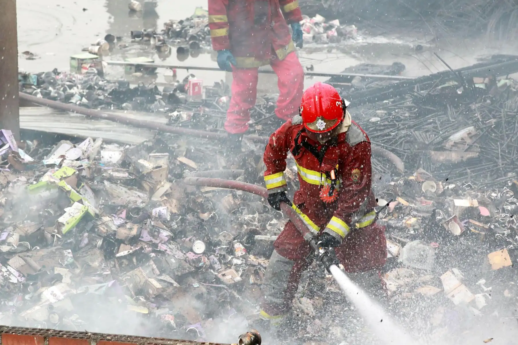 LIMA PERÚ, ENERO 06. Incendio en depósito de plásticos en Jr. Miró Quesada Barrios Altos. Foto: ANDINA/Dante Zegarra