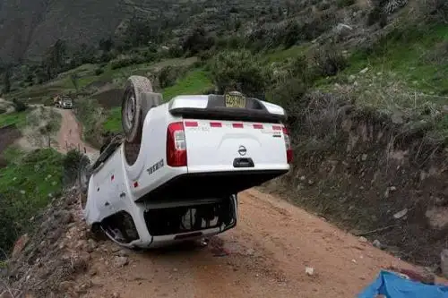 Por causas que se desconocen, la camioneta 4x4, de matrícula AUM, dio varias vueltas de tonel y se desbarrancó.