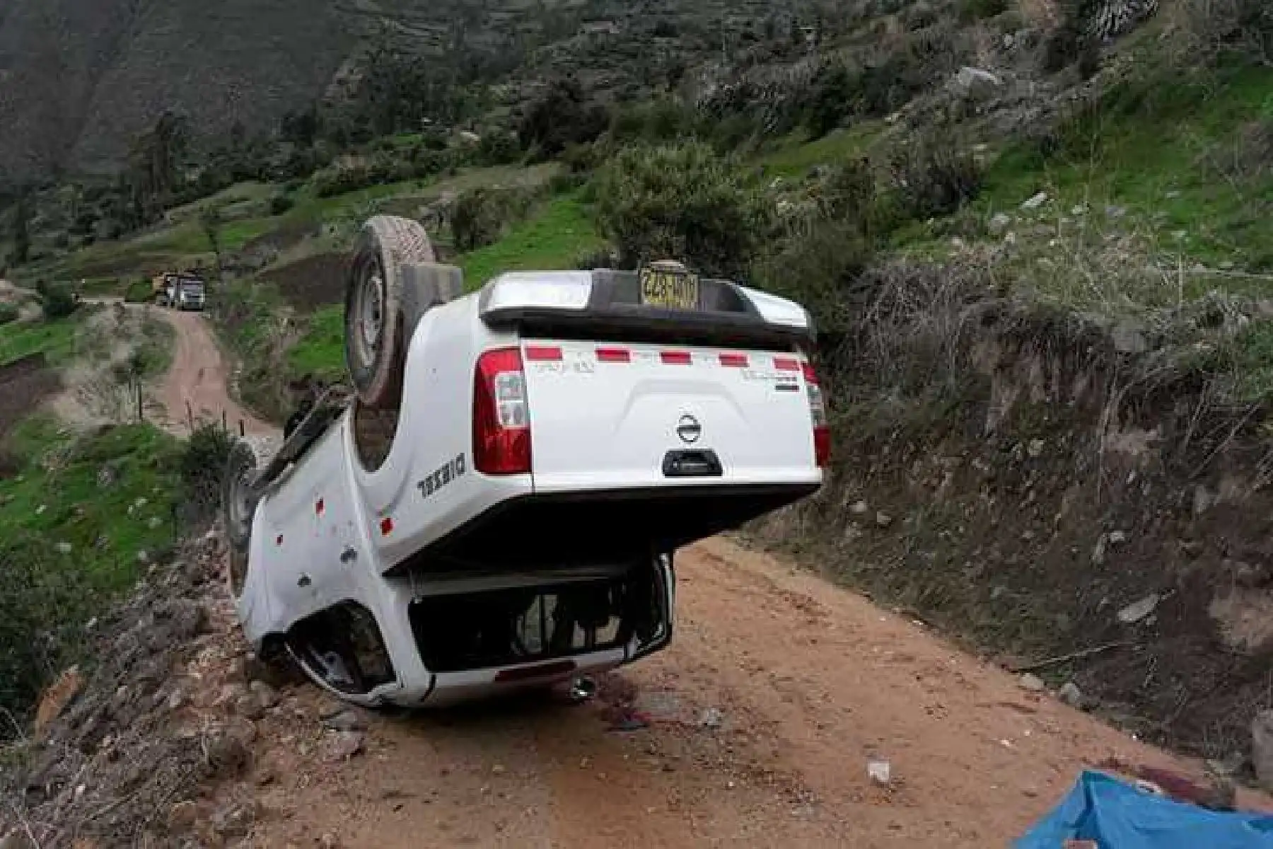 Por causas que se desconocen, la camioneta 4x4, de matrícula AUM, dio varias vueltas de tonel y se desbarrancó.