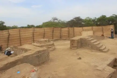 A un lado de la sala de banquetes protocolares se identificaron más de cien huellas o concavidades destinadas para las vasijas y platos, donde se colocaban diversos alimentos.