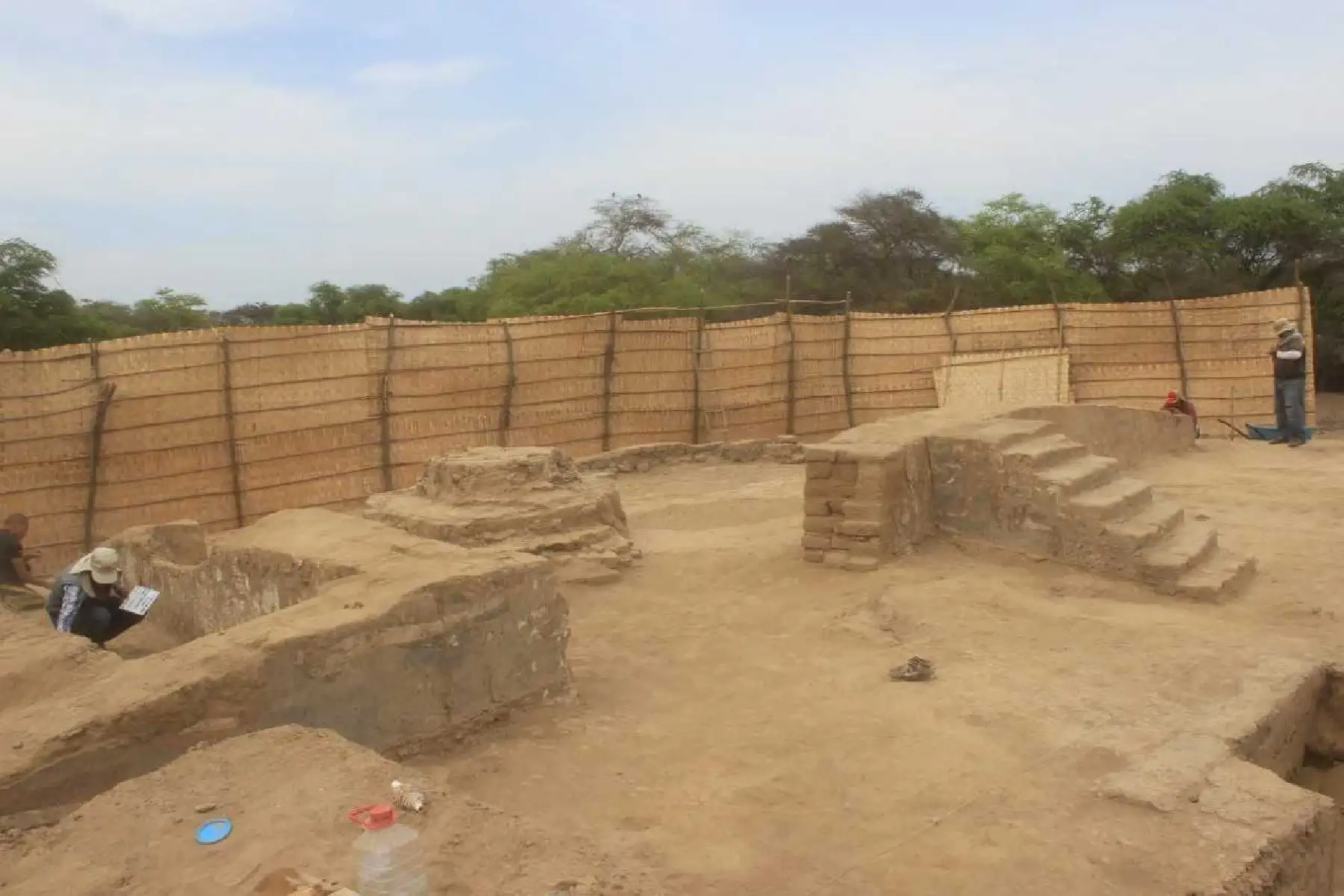 A un lado de la sala de banquetes protocolares se identificaron más de cien huellas o concavidades destinadas para las vasijas y platos, donde se colocaban diversos alimentos.
