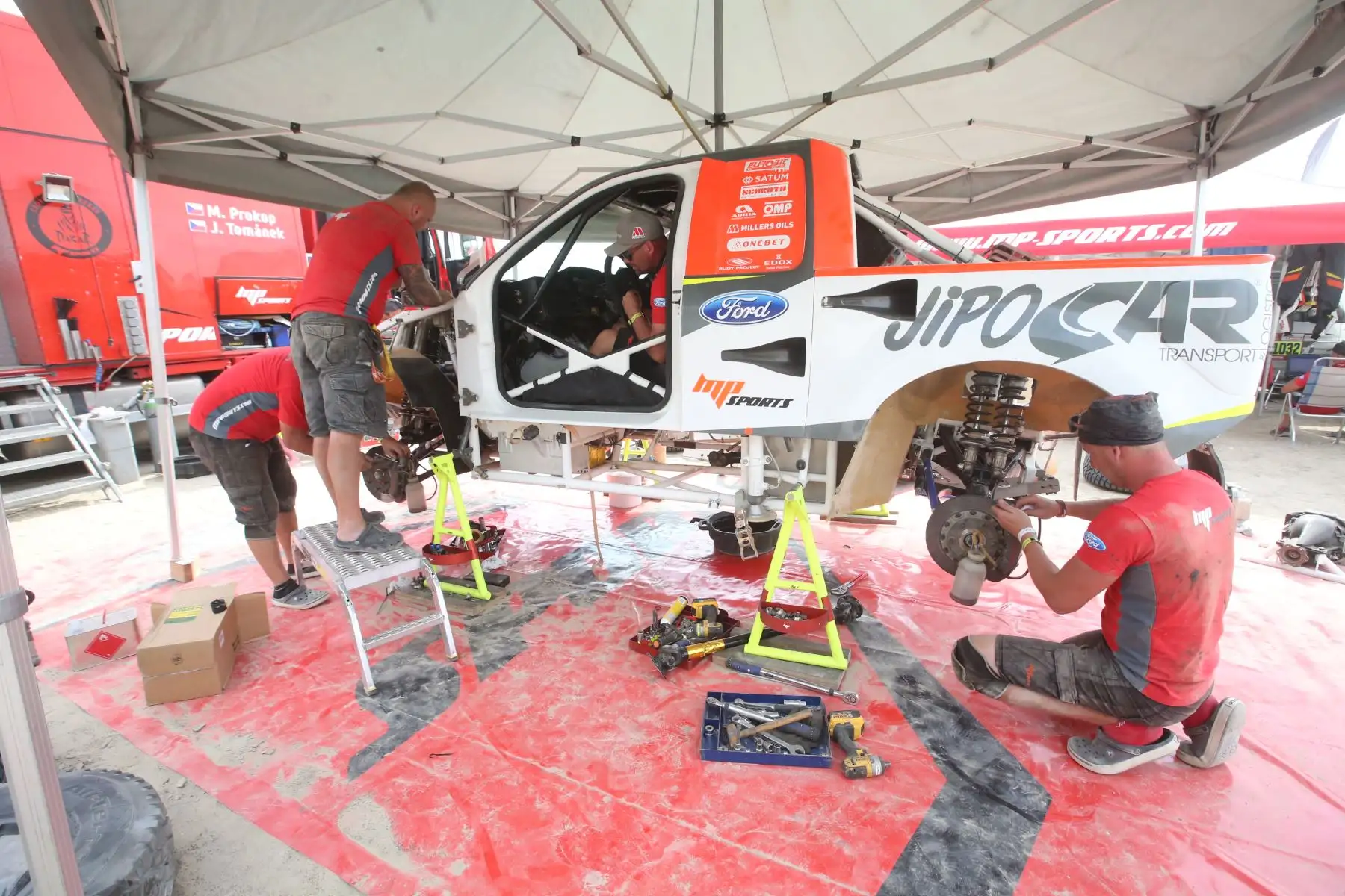 PISCO-PERÚ-07-ENERO. Corredores y técnicos dan mantenimiento a sus maquínas al término de la segunda etapa del Dakar 2018, en el campamento de
 Pozo Santo-Pisco. Foto: ANDINA/ Jhony Laurente