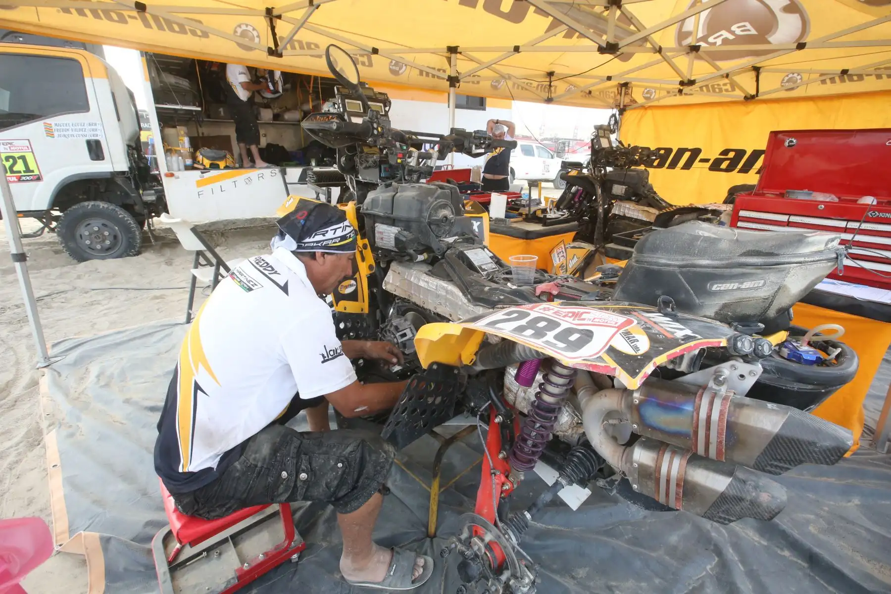 PISCO-PERÚ-07-ENERO. Corredores y técnicos dan mantenimiento a sus maquínas al término de la segunda etapa del Dakar 2018, en el campamento de
 Pozo Santo-Pisco. Foto: ANDINA/ Jhony Laurente