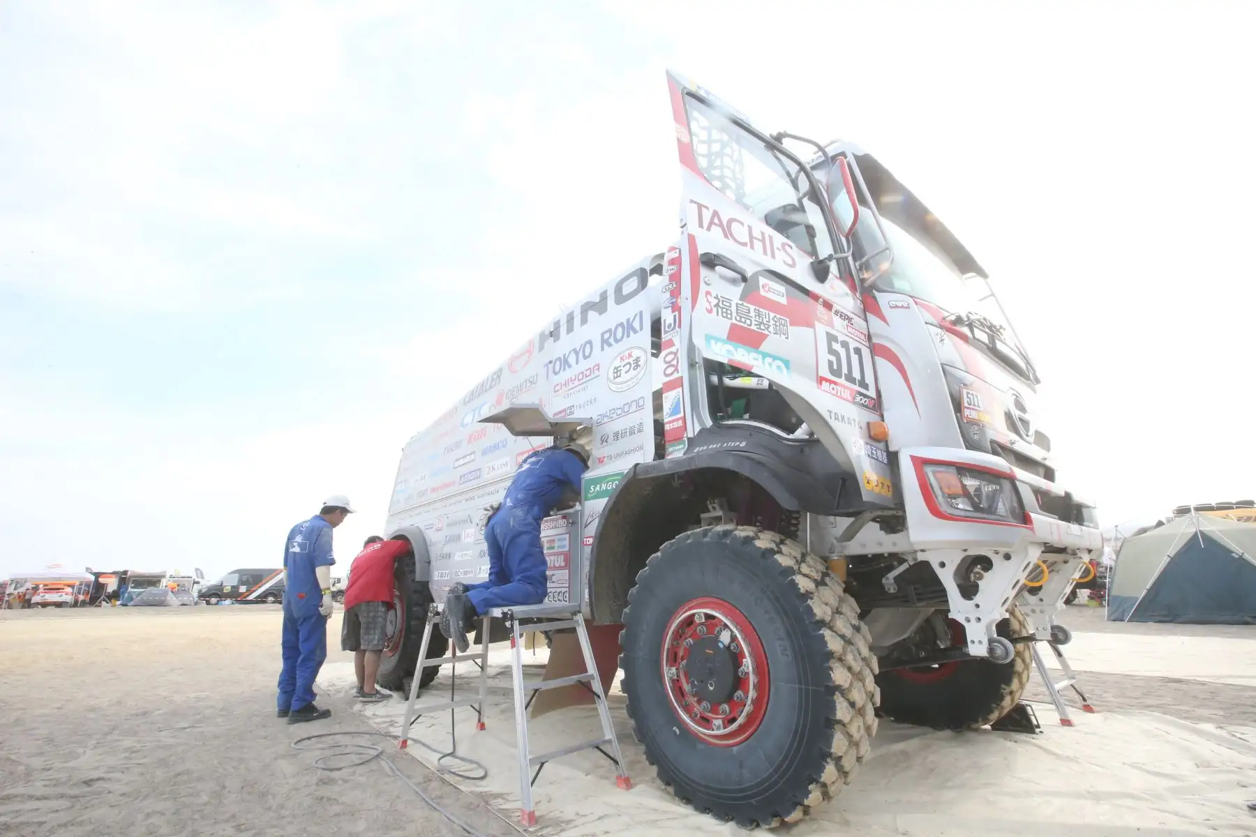 PISCO-PERÚ-07-ENERO. Corredores y técnicos dan mantenimiento a sus maquínas al término de la segunda etapa del Dakar 2018, en el campamento de
 Pozo Santo-Pisco. Foto: ANDINA/ Jhony Laurente