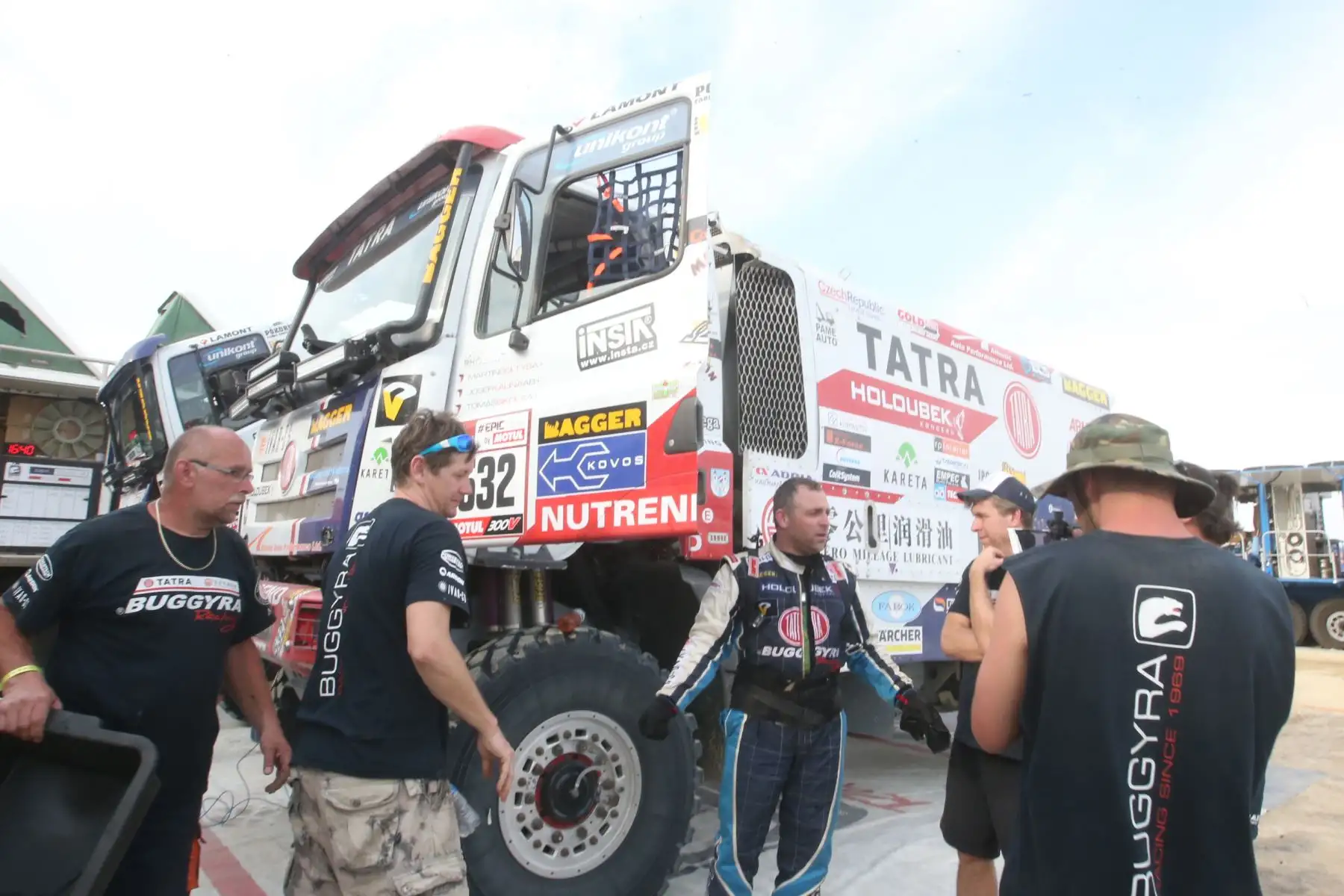 PISCO-PERÚ-07-ENERO. Corredores y técnicos dan mantenimiento a sus maquínas al término de la segunda etapa del Dakar 2018, en el campamento de
 Pozo Santo-Pisco. Foto: ANDINA/ Jhony Laurente