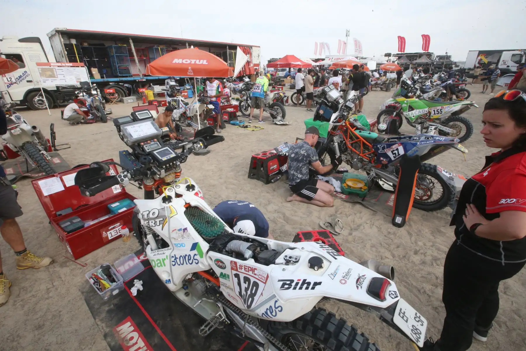 PISCO-PERÚ-07-ENERO. Corredores y técnicos dan mantenimiento a sus maquínas al término de la segunda etapa del Dakar 2018, en el campamento de
 Pozo Santo-Pisco. Foto: ANDINA/ Jhony Laurente