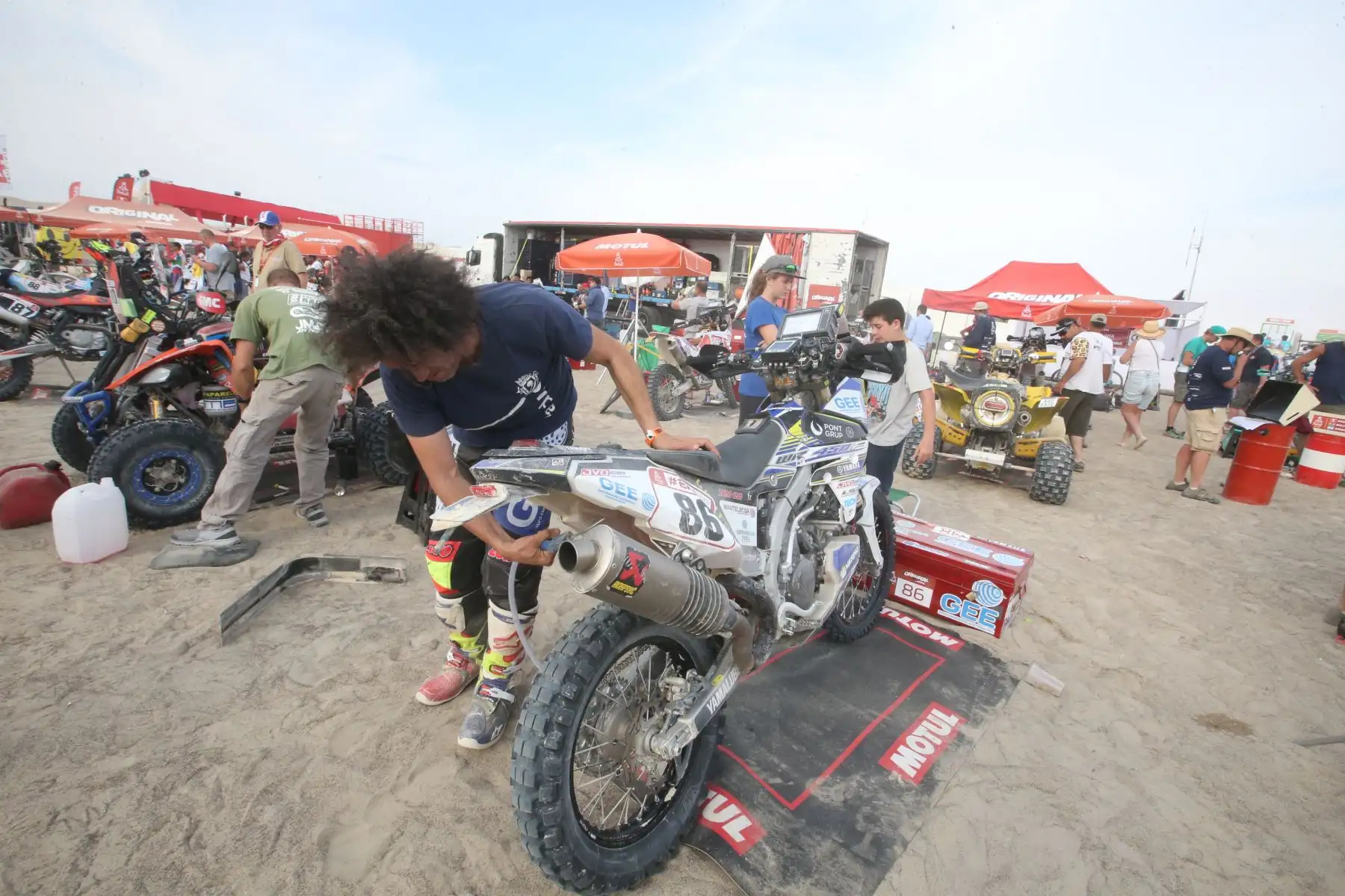 PISCO-PERÚ-07-ENERO. Corredores y técnicos dan mantenimiento a sus maquínas al término de la segunda etapa del Dakar 2018, en el campamento de
 Pozo Santo-Pisco. Foto: ANDINA/ Jhony Laurente