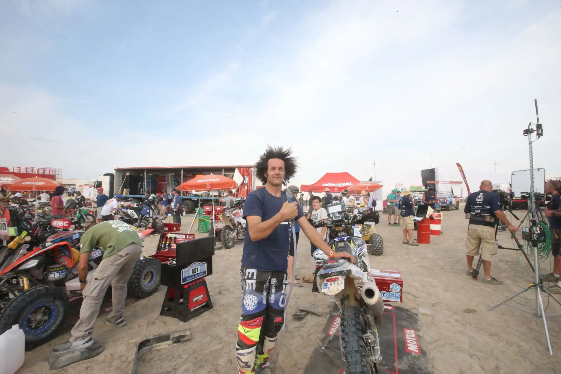 PISCO-PERÚ-07-ENERO. Corredores y técnicos dan mantenimiento a sus maquínas al término de la segunda etapa del Dakar 2018, en el campamento de
 Pozo Santo-Pisco. Foto: ANDINA/ Jhony Laurente